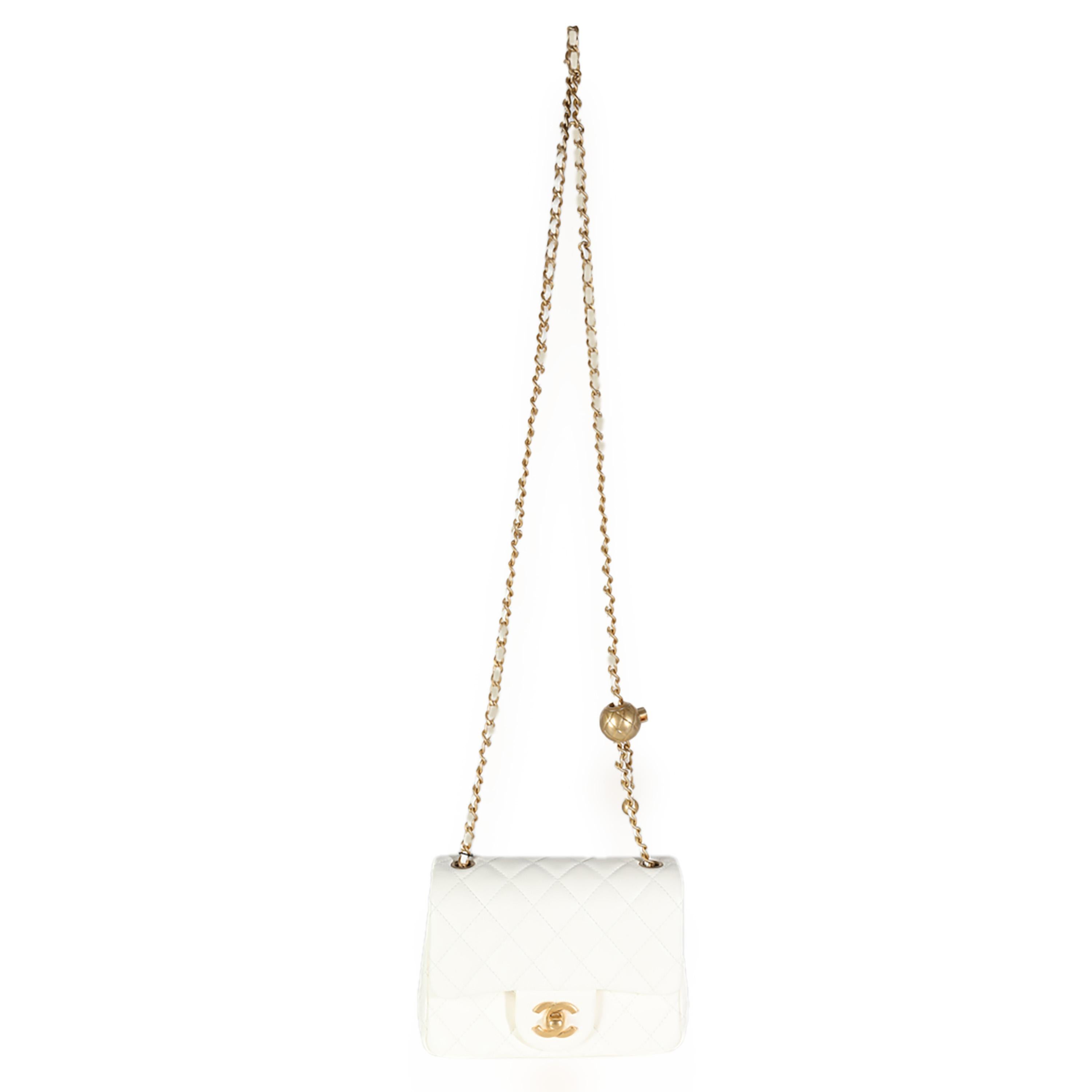 Chanel Mini bolso con solapa de piel de cordero acolchada blanca Pearl Crush en venta 1