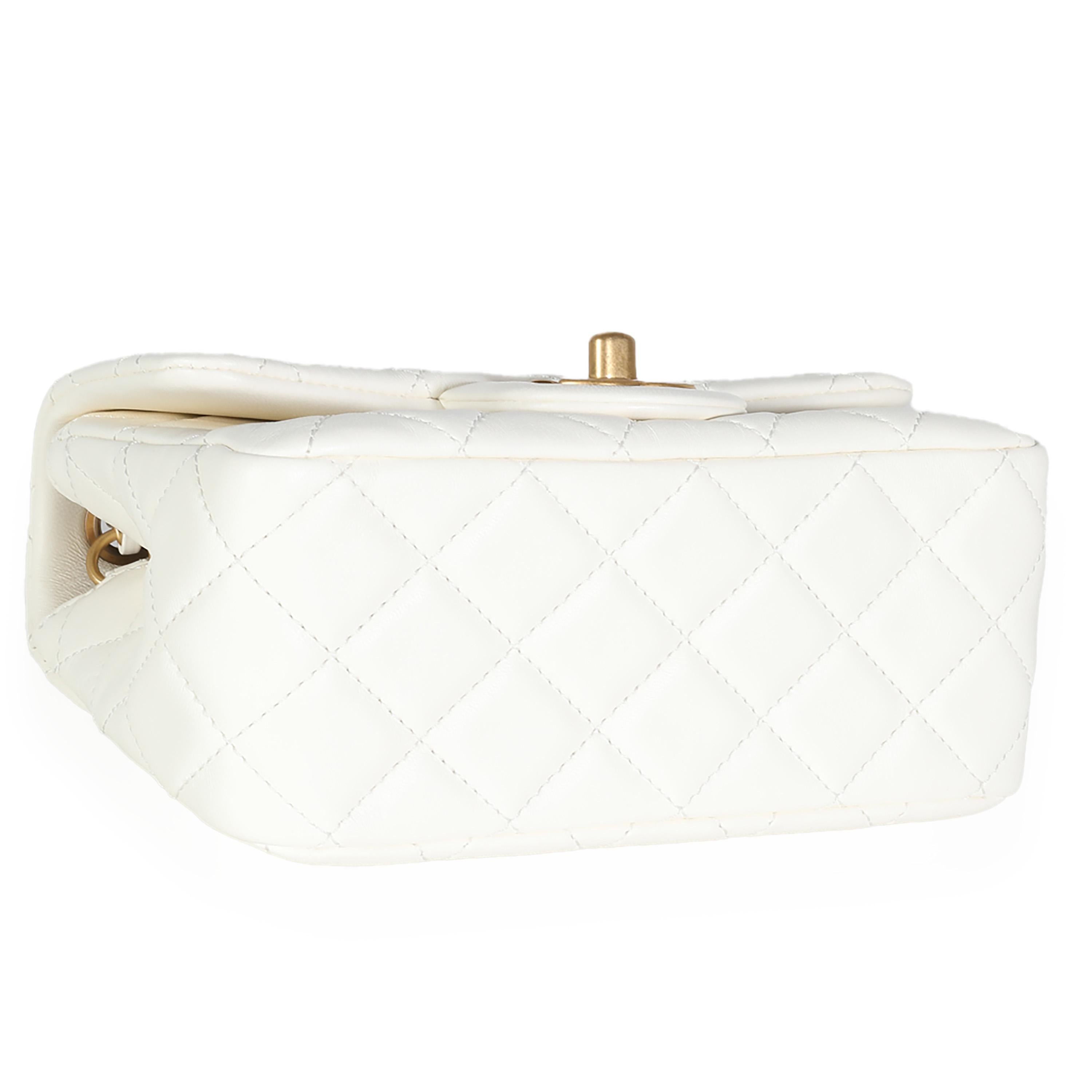 Chanel Mini bolso con solapa de piel de cordero acolchada blanca Pearl Crush en venta 2