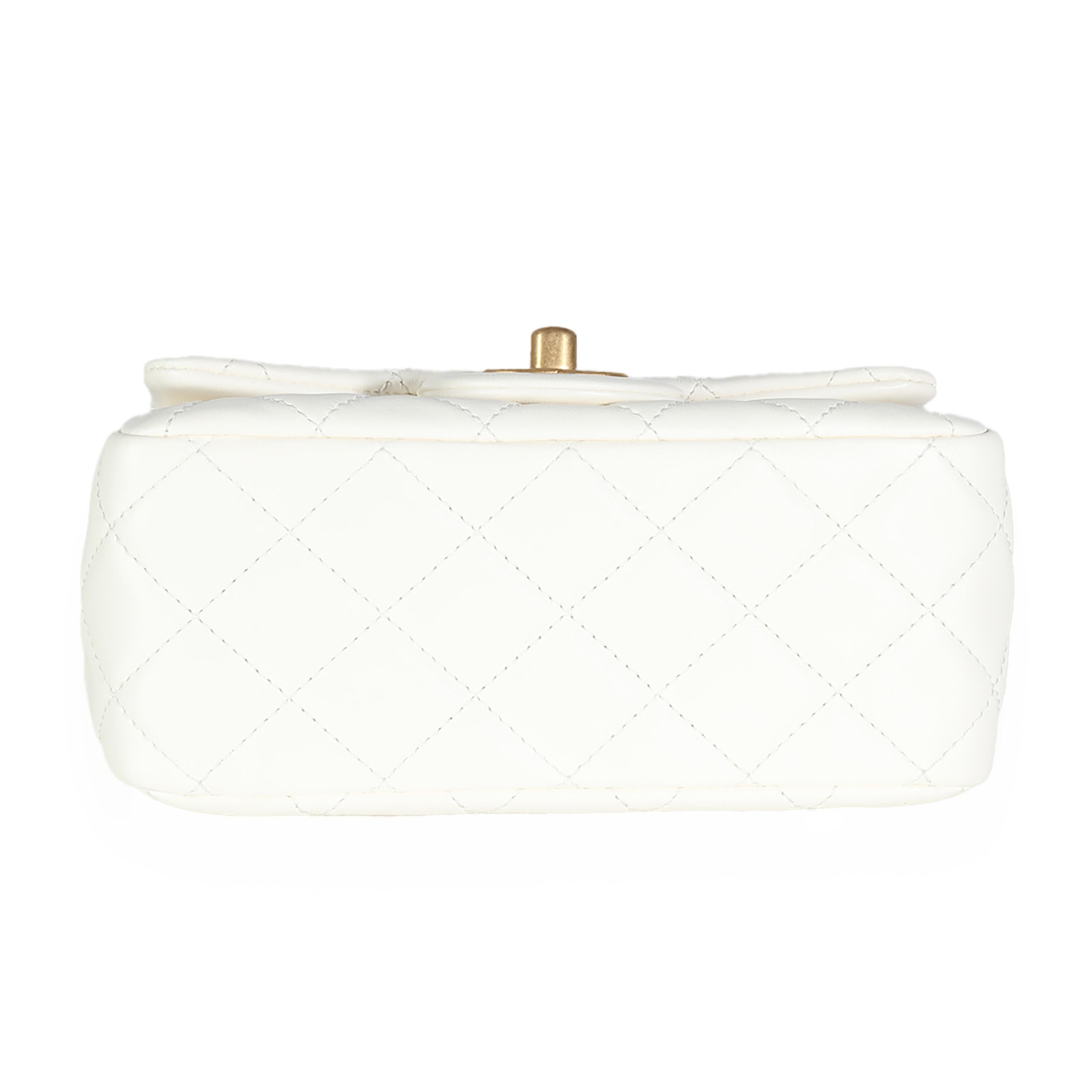 Chanel Mini bolso con solapa de piel de cordero acolchada blanca Pearl Crush en venta 3