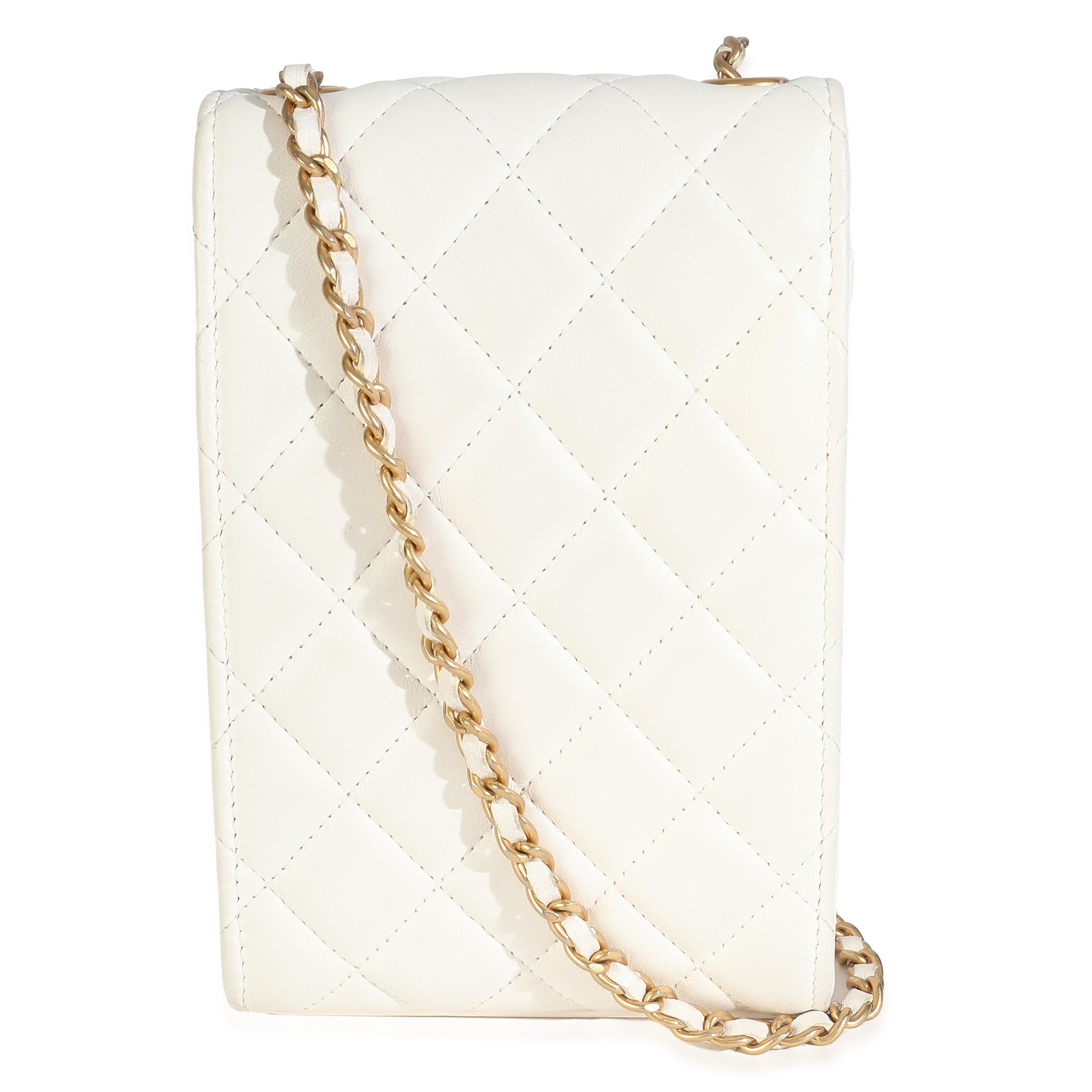 Titolo dell'elenco: Chanel Porta telefono in pelle d'agnello trapuntata bianca con perla e catena
SKU: 148301
MSRP: 3100.00 USD
Condizioni: Usato 
Condizioni della borsa: Molto buono
Commenti sulle condizioni: L'articolo è in ottime condizioni con