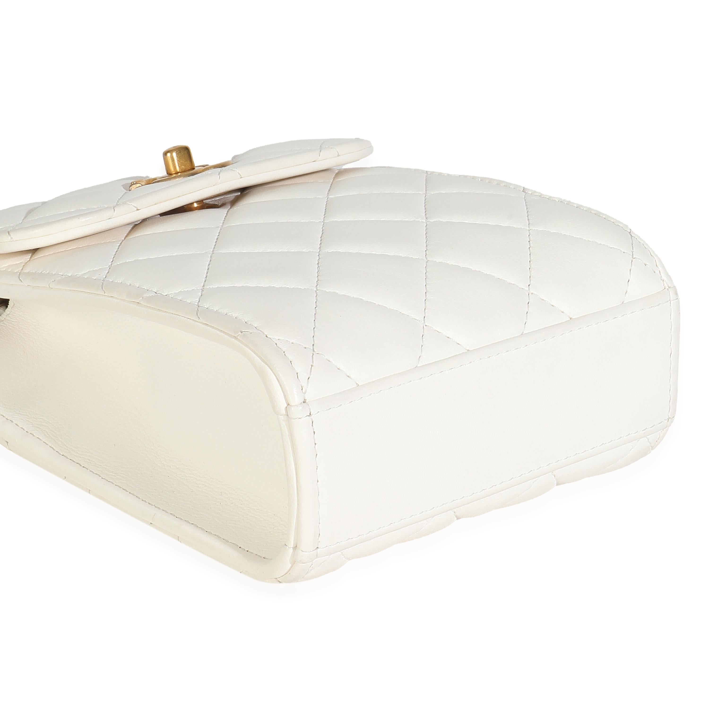 Porta telefono Chanel in pelle d'agnello trapuntata bianca con catenella 1