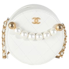 Chanel Pochette rotonda in pelle d'agnello trapuntata bianca con perla e catena