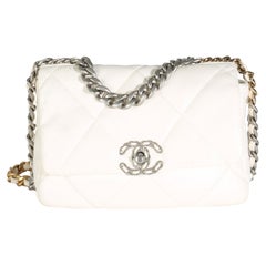 Petit sac à rabat Chanel 19 en cuir d'agneau matelassé blanc