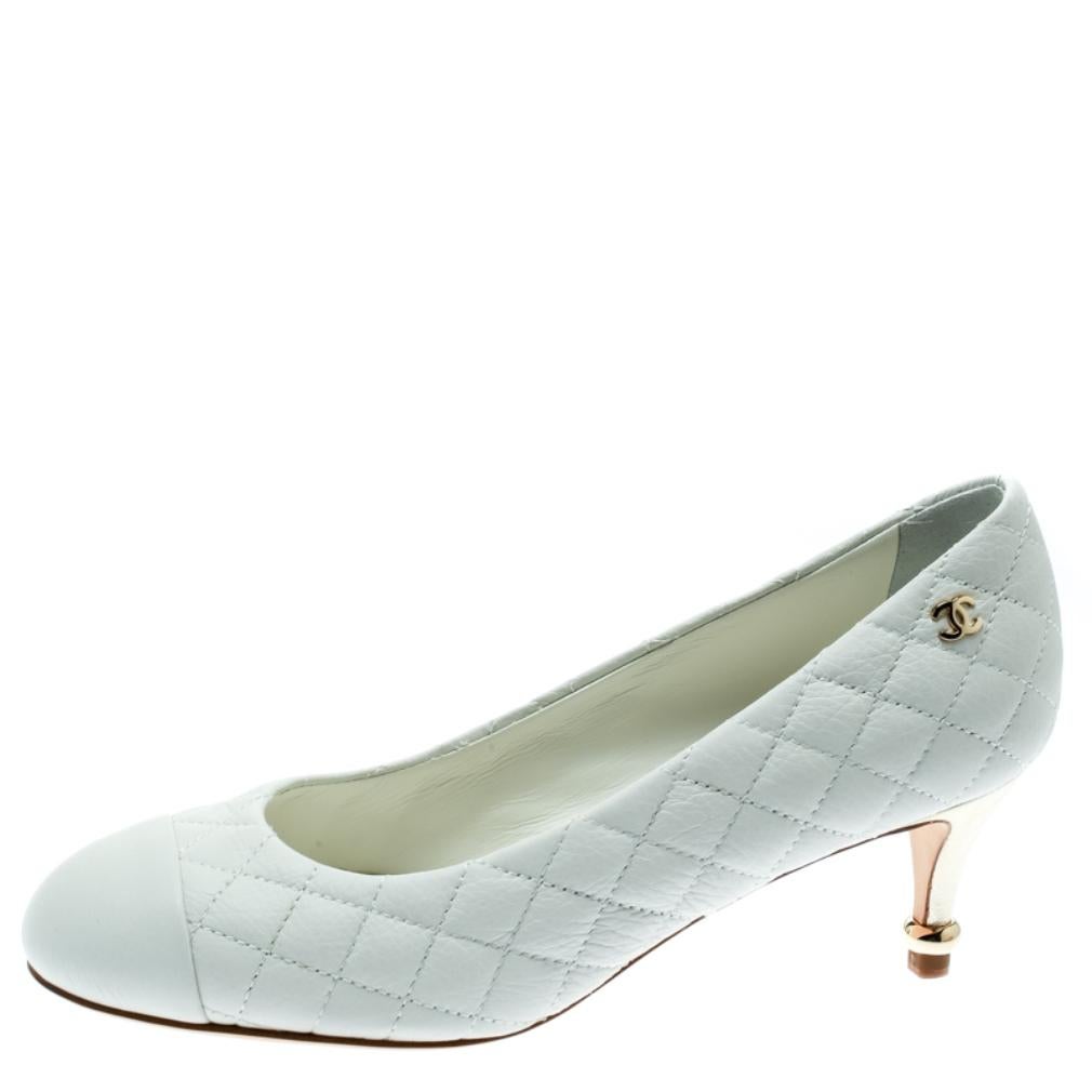The perfect blend of luxury and elegance, these pumps from Chanel come crafted from white quilted leather. Designed with smooth cap toes and CC motifs in gold-tone on the sides, the faux pearls on the heels add the perfect finishing touch to this