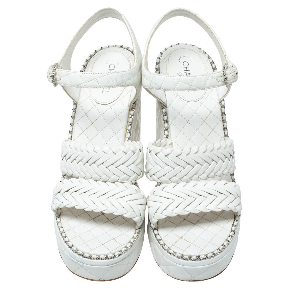 Chanel Sandalias de cuña con correa de tobillo y cadena de piel acolchada blanca talla 39.5 Gris