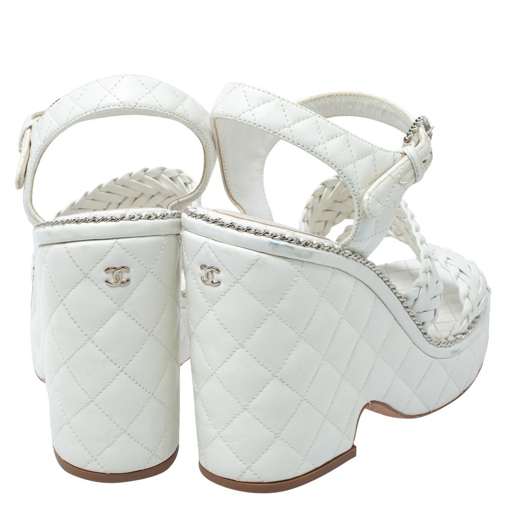 Chanel Sandalias de cuña con correa de tobillo y cadena de piel acolchada blanca talla 39.5 en Bueno Estado en Dubai, Al Qouz 2