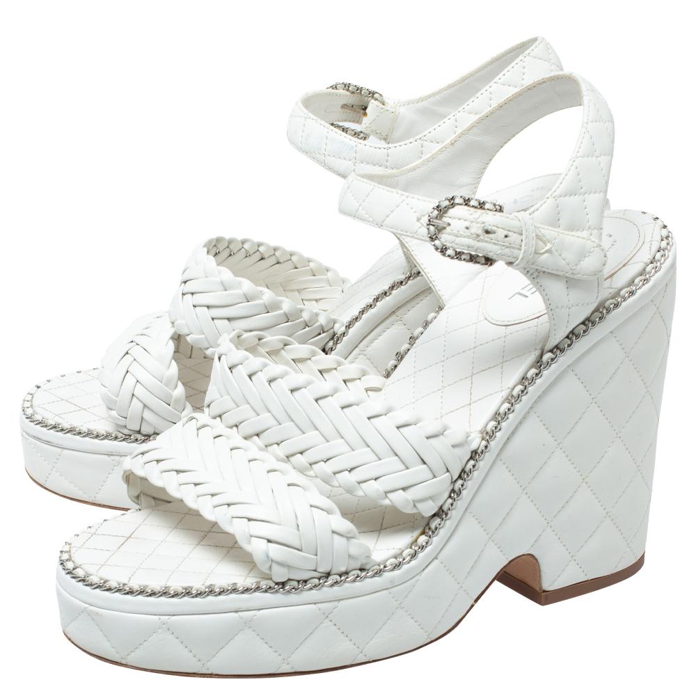 De las mujeres Chanel Sandalias de cuña con correa de tobillo y cadena de piel acolchada blanca talla 39.5