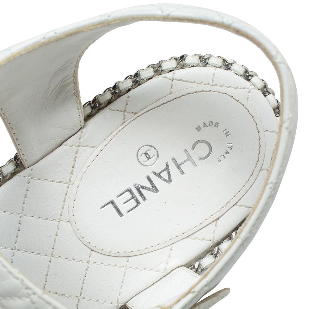 Chanel Sandalias de cuña con correa de tobillo y cadena de piel acolchada blanca talla 39.5 1