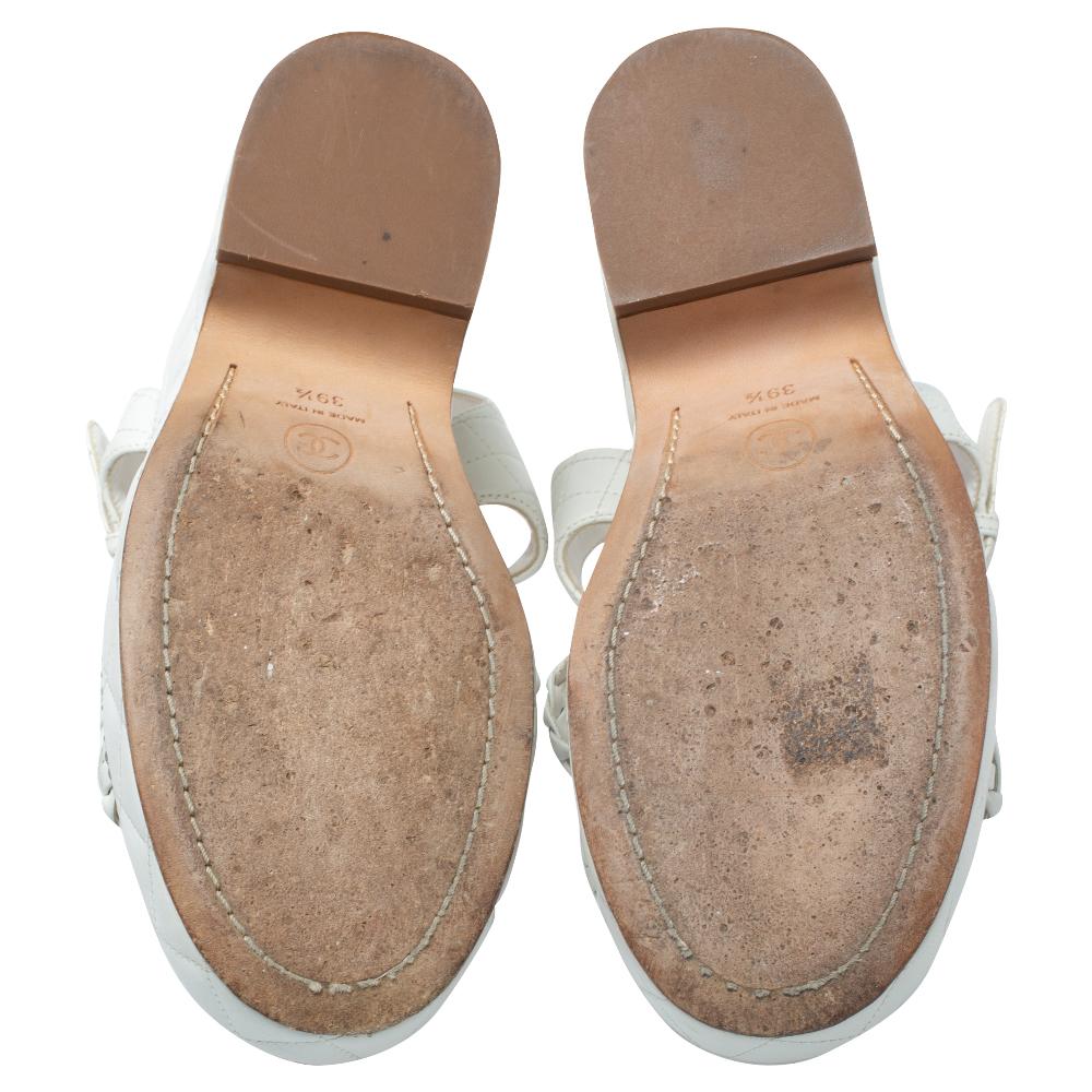 Chanel Sandalias de cuña con correa de tobillo y cadena de piel acolchada blanca talla 39.5 2