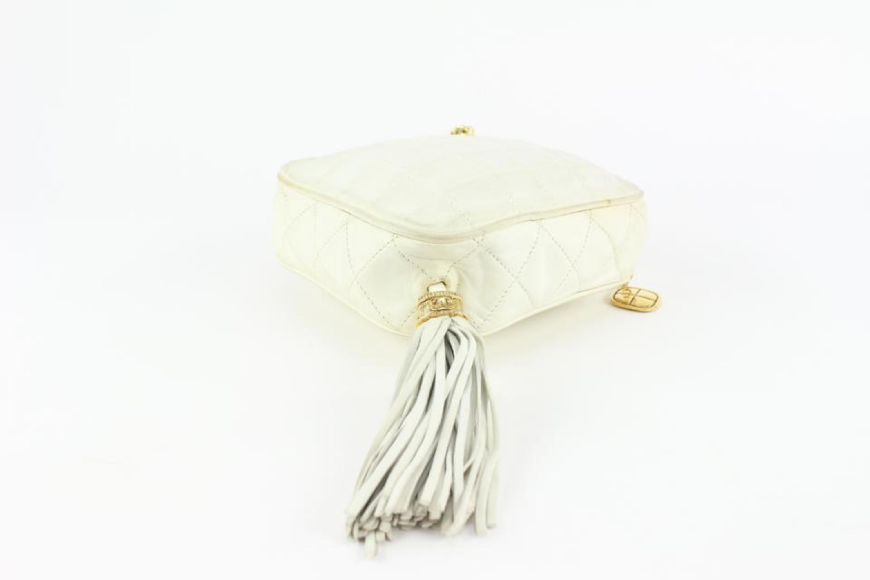 Blanc Chanel - Pochette en cuir blanc matelassé avec pampilles et diamants, 1123c30 en vente