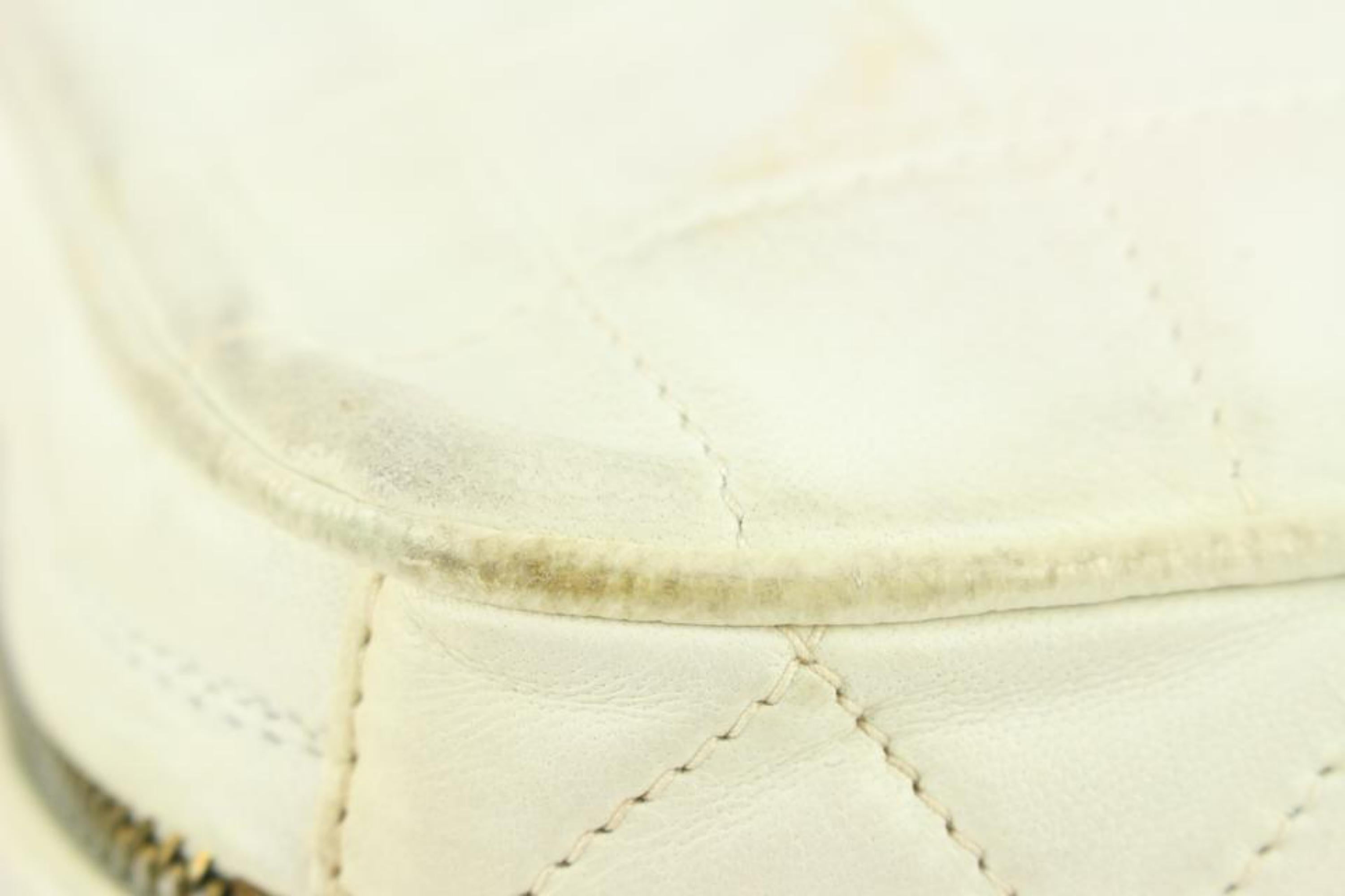 Chanel - Pochette en cuir blanc matelassé avec pampilles et diamants, 1123c30 Bon état - En vente à Dix hills, NY