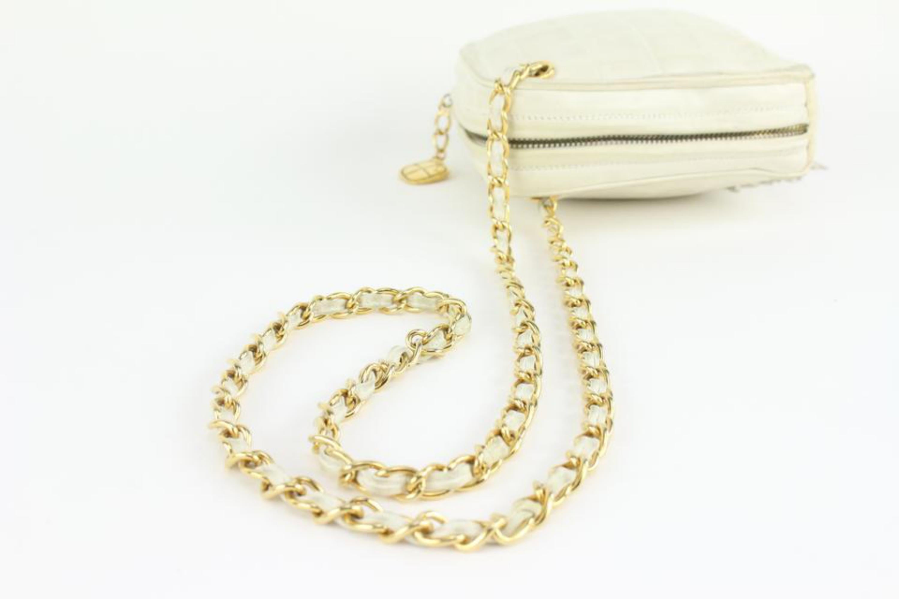 Chanel - Pochette en cuir blanc matelassé avec pampilles et diamants, 1123c30 en vente 3