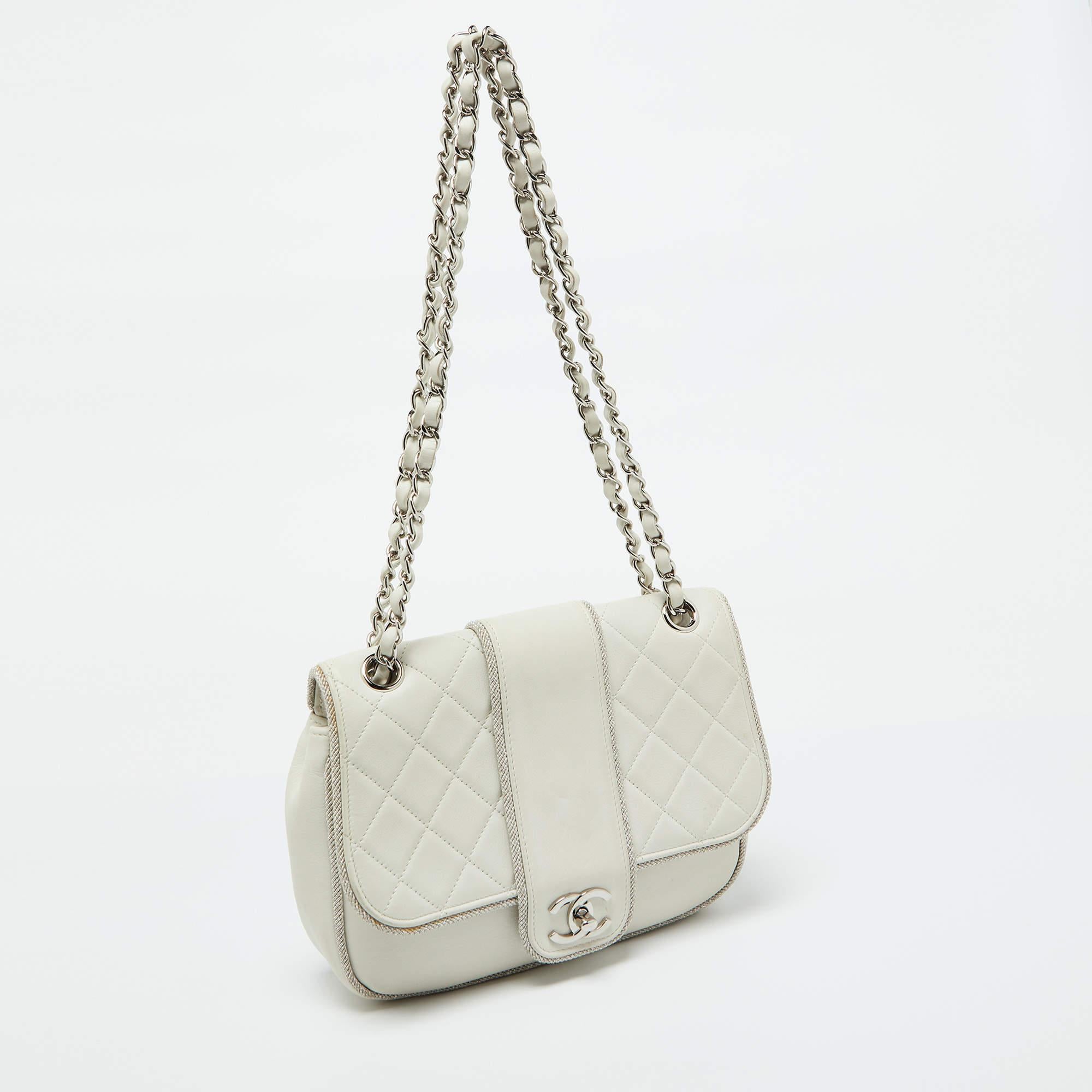 Chanel Weiße Elementary Chic Klappentasche aus gestepptem Leder (Grau) im Angebot