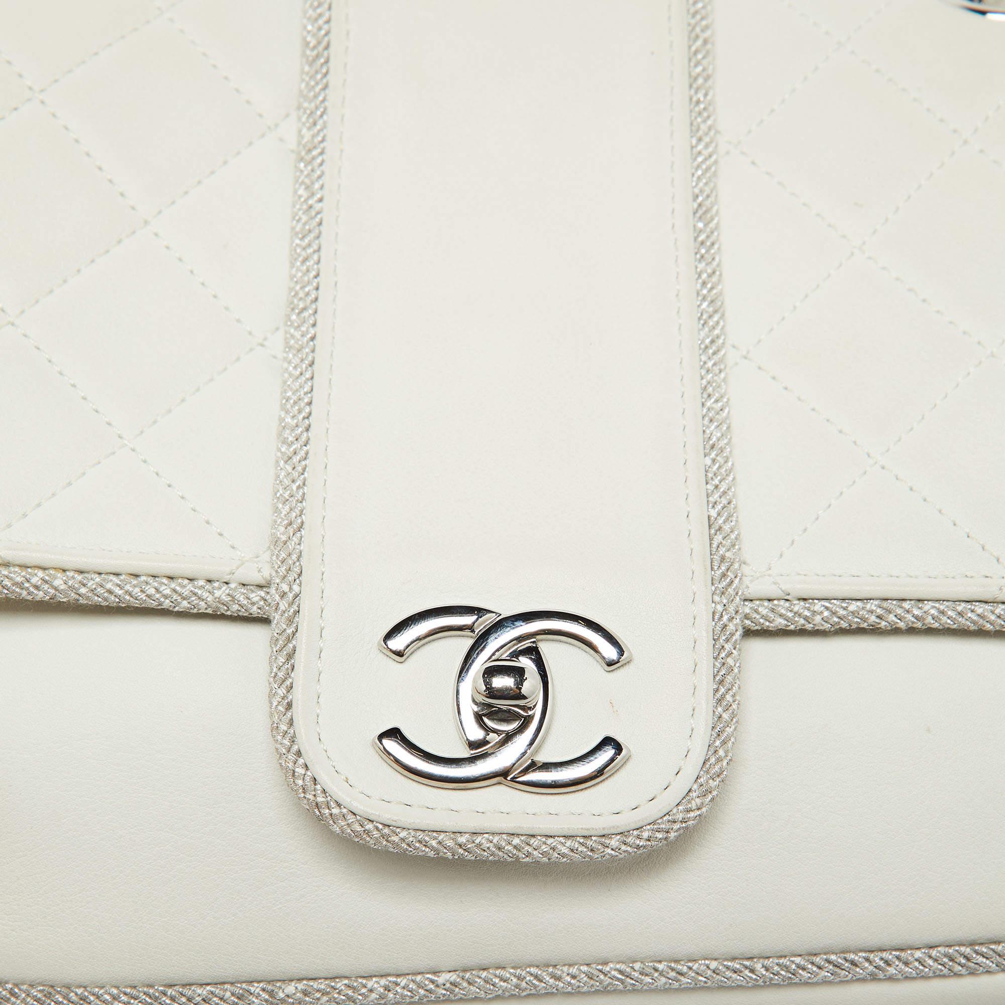 Chanel Weiße Elementary Chic Klappentasche aus gestepptem Leder Damen im Angebot