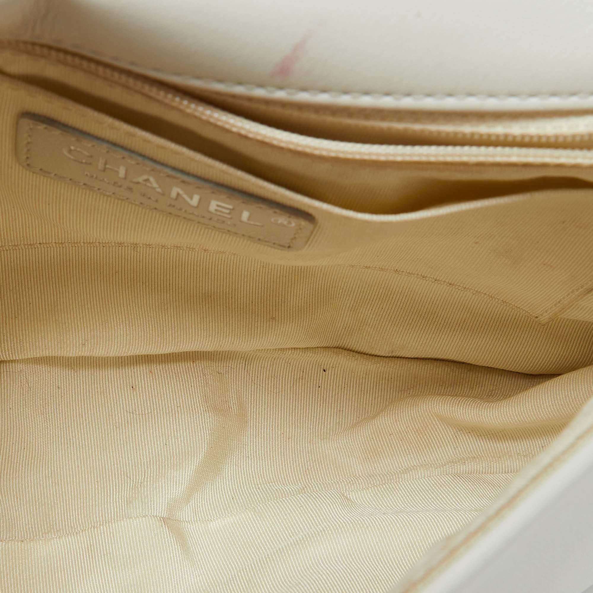 Chanel Weiße Elementary Chic Klappentasche aus gestepptem Leder im Angebot 2