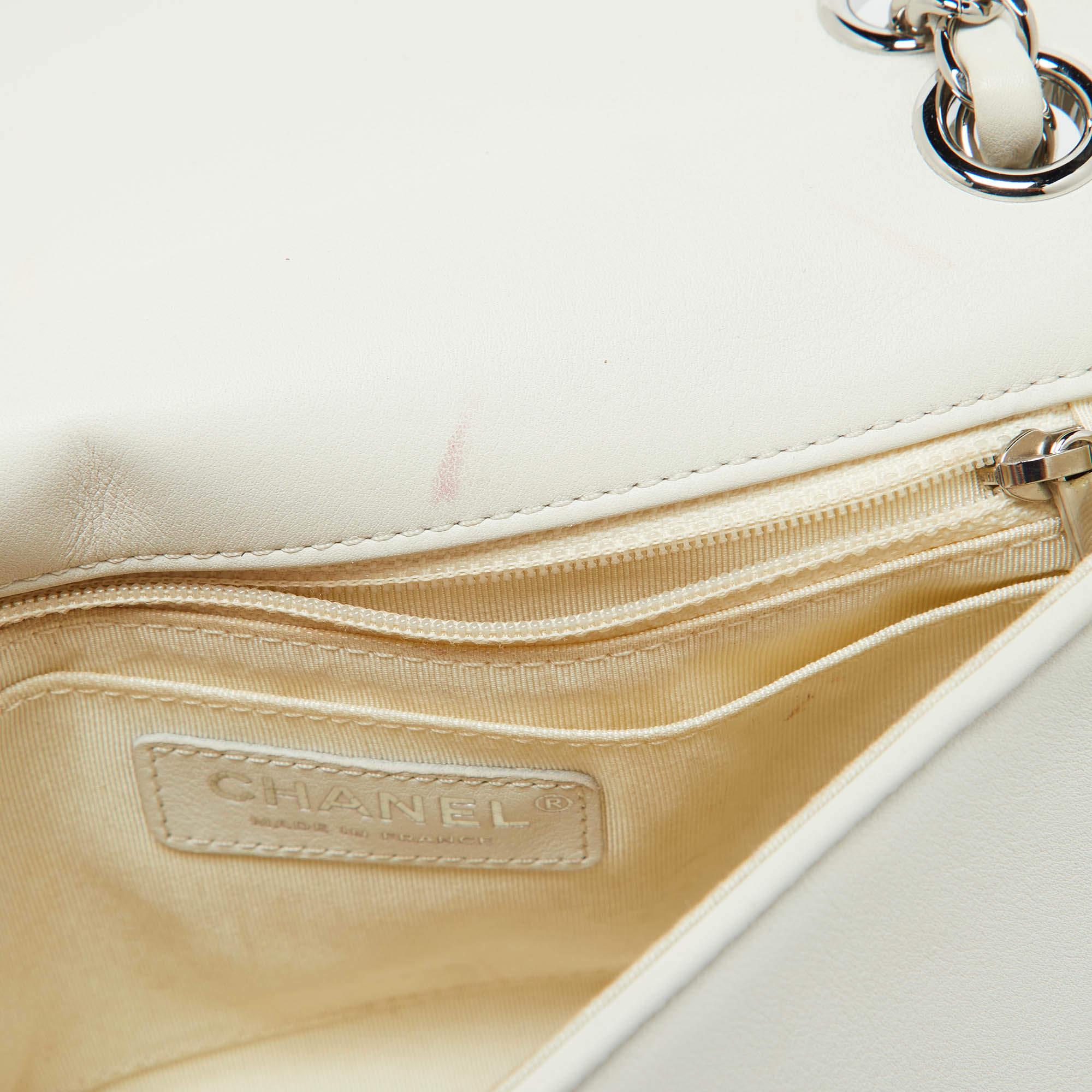 Chanel Weiße Elementary Chic Klappentasche aus gestepptem Leder im Angebot 3