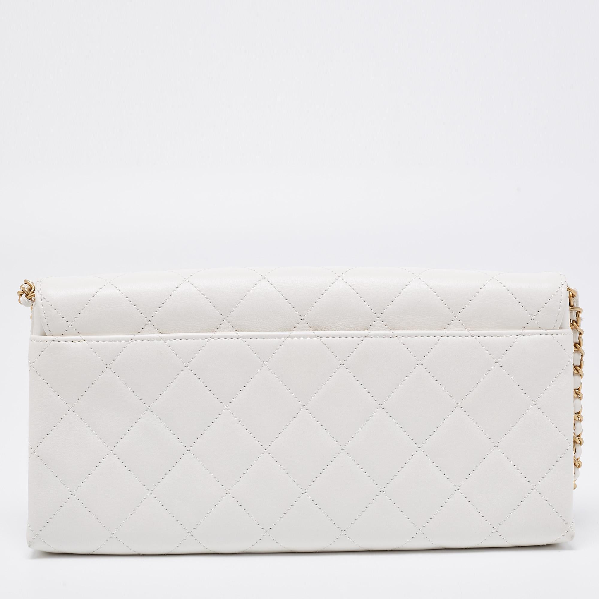 Choose this Chanel piece to be your style ally as a clutch, shoulder bag, or crossbody bag. It's super versatile and visually delightful. It presents itself in white quilted leather, held delicately by a metal chain, and highlighted by CHANEL