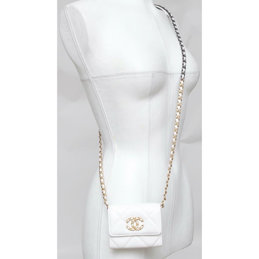 GUARANTEED AUTHENTIC CHANEL 2020 WHITE LEATHER 19 O-COIN PURSE

Comes with receipt (personal information blocked out)


Details:
- White quilted leather.
- Gold-tone/leather 19 line CC logo at front.
- Flap style with snap closure.
- Crossbody style