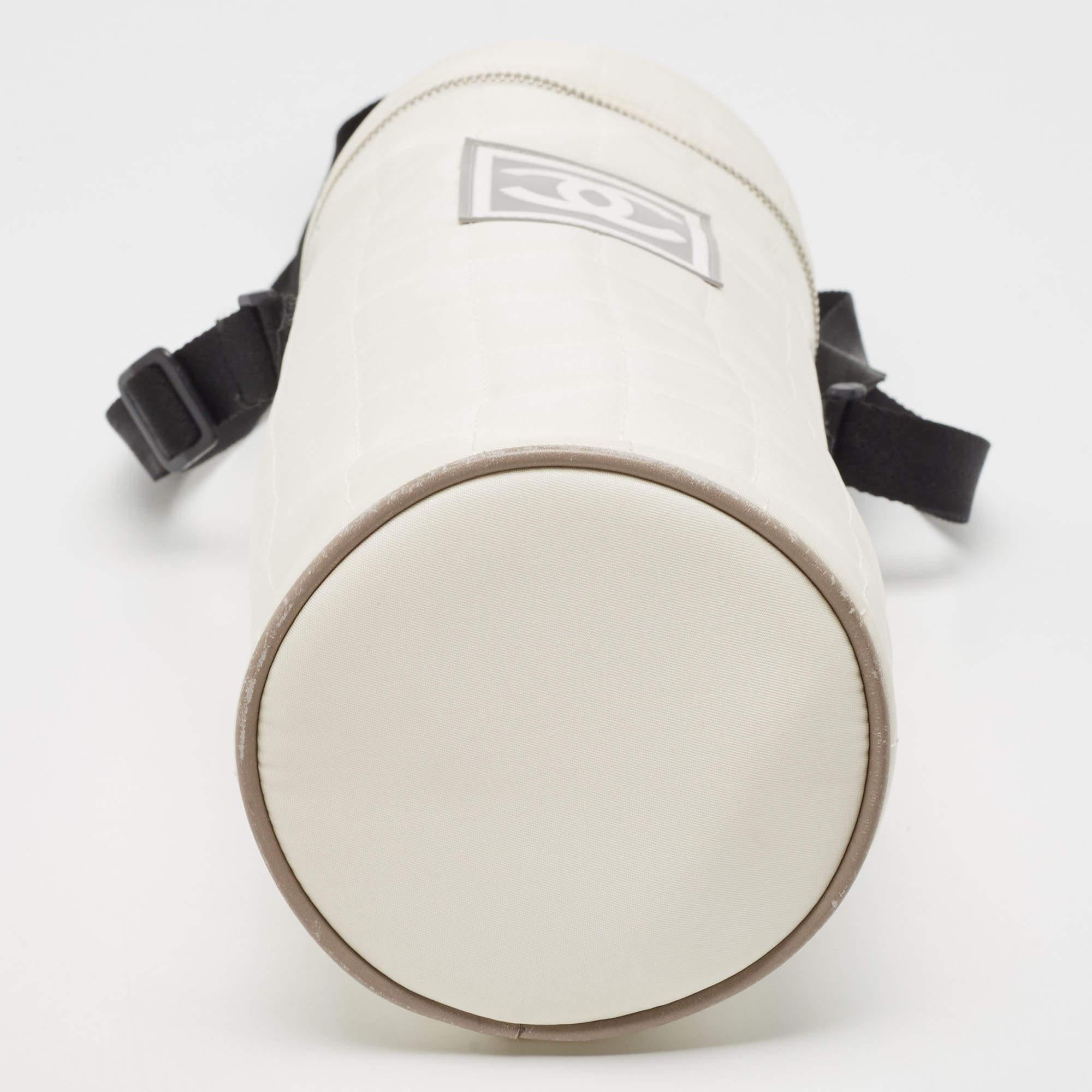 Portabotellas Línea Sport Nylon Acolchado Blanco Chanel en venta 9