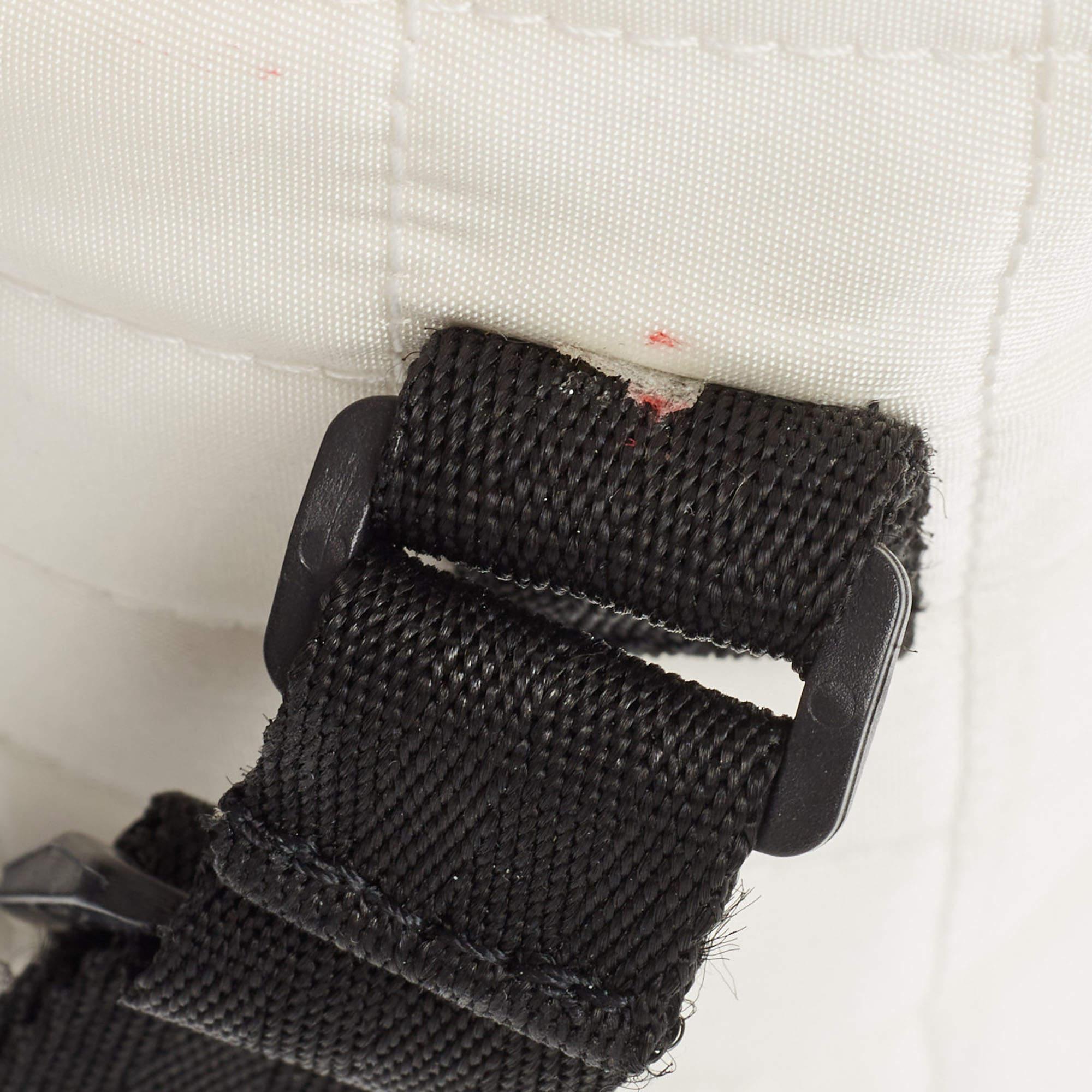 Portabotellas Línea Sport Nylon Acolchado Blanco Chanel en venta 4