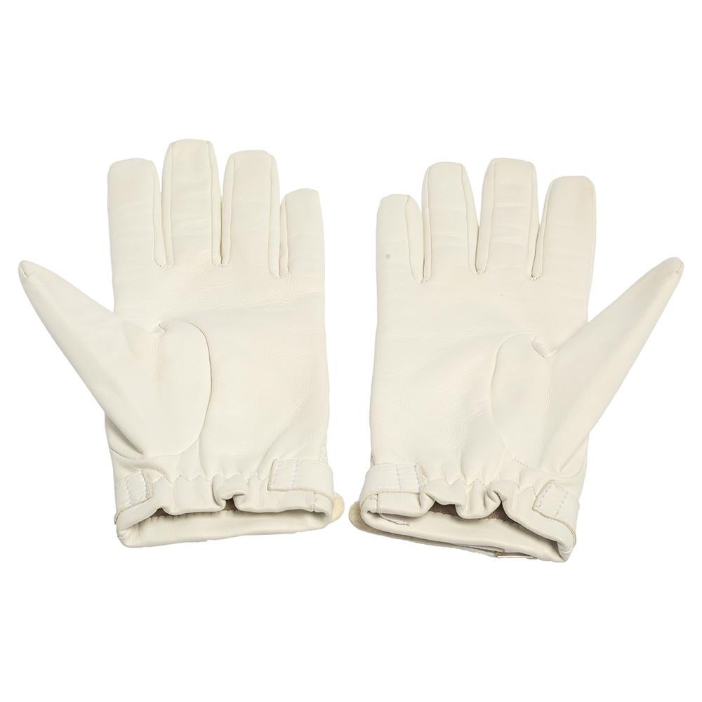 These Chanel gloves for women are made from lambskin leather and have silk lining. They're detailed with quilting and the strap fasteners feature the brand name. Nail a classic Chanel look with a tweed suit, leather boots, a Classic Flap bag, and