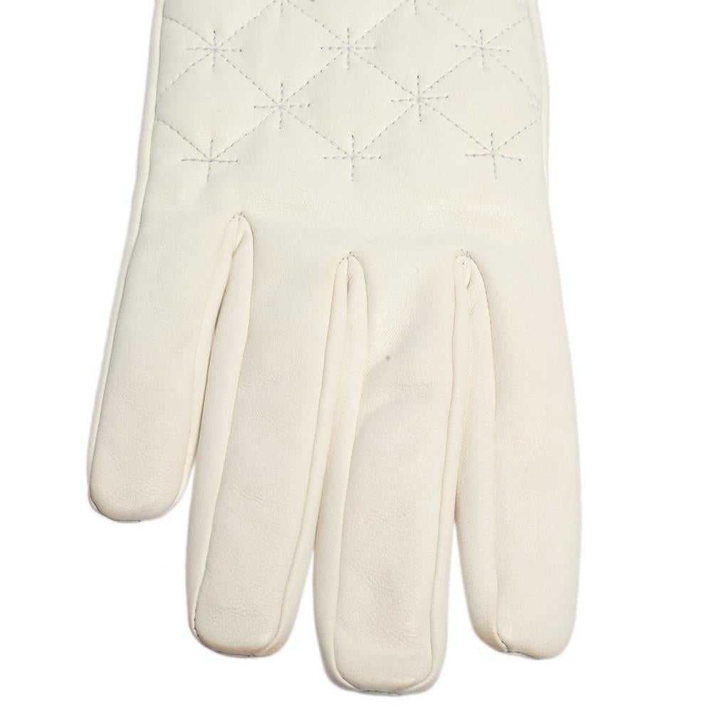 Chanel White Quilted Strap Gloves In Good Condition In Dubai, Al Qouz 2