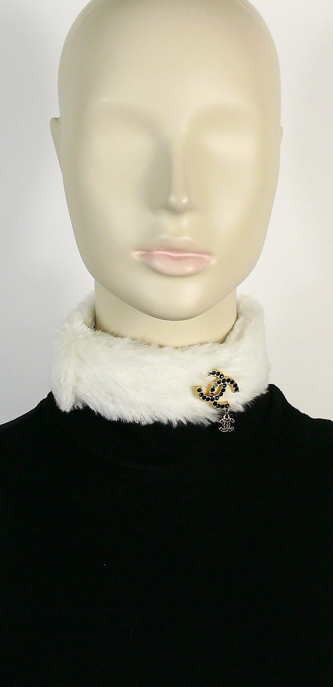 CHANEL white rabbit fur choker necklace featuring CC logos embellished with jet black crystals.

From the Fall/Winter 2001 Collection.
Similar choker (with a different brooch) shown on photo #4.

Jewelled hook clasp.
Adjustable length.

Embossed