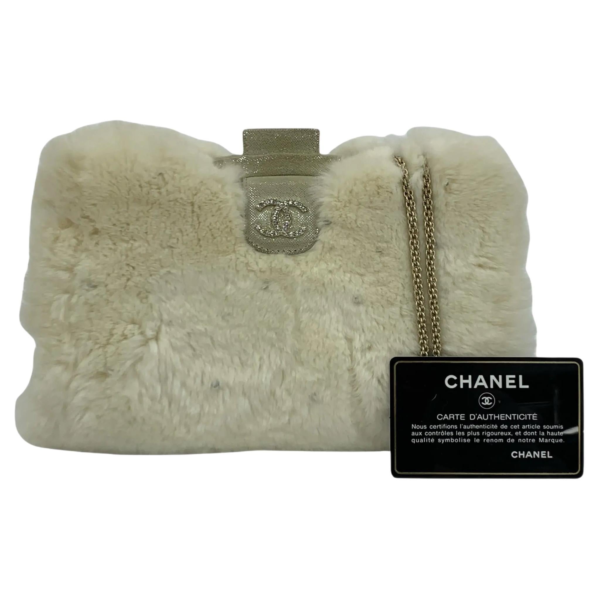 Chanel Bolso de piel de conejo blanco Kiss Lock Clutch Cadena