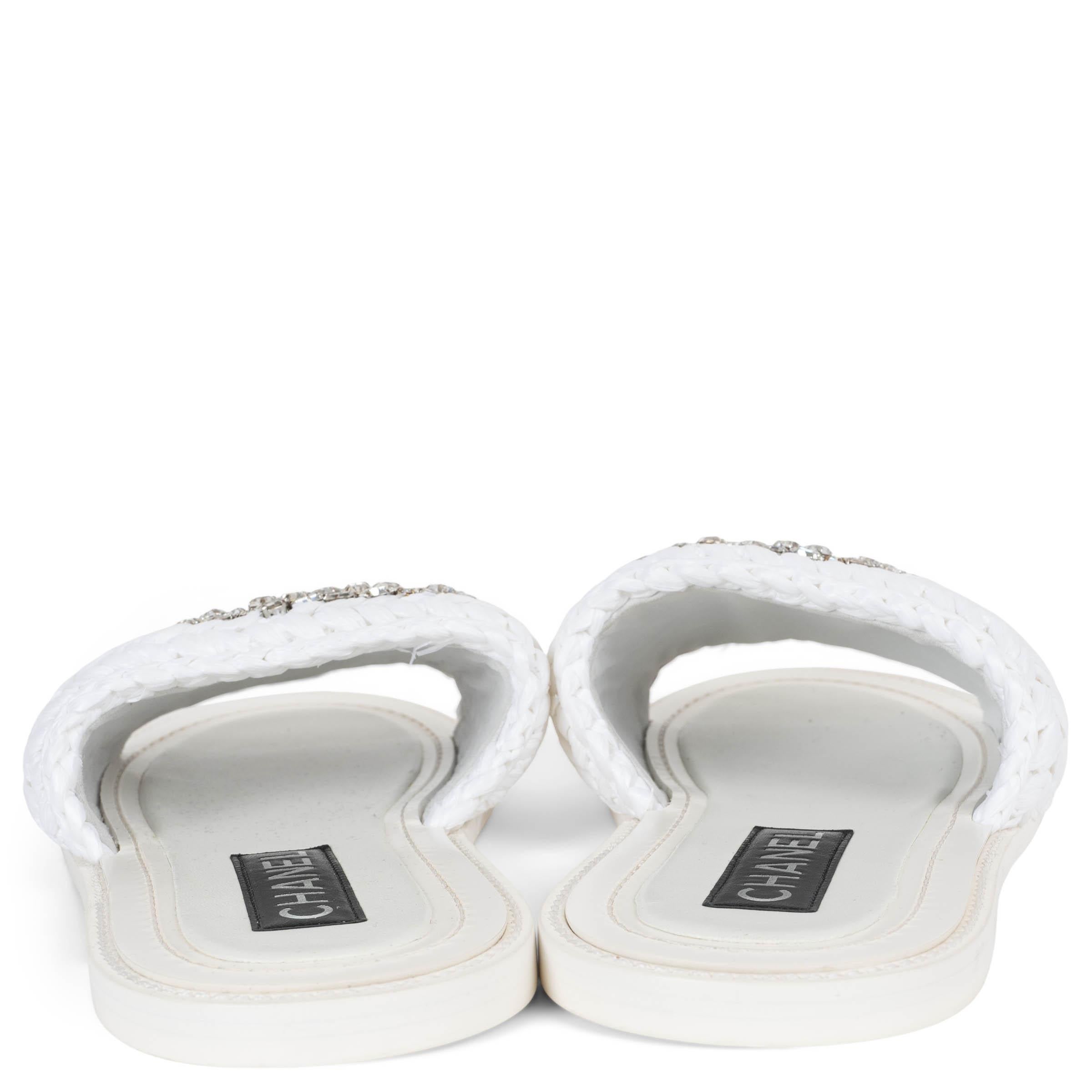 CHANEL raffia blanc 23S CRYSTAL CC SLIDE Sandales Chaussures 38.5 G40083 Pour femmes en vente