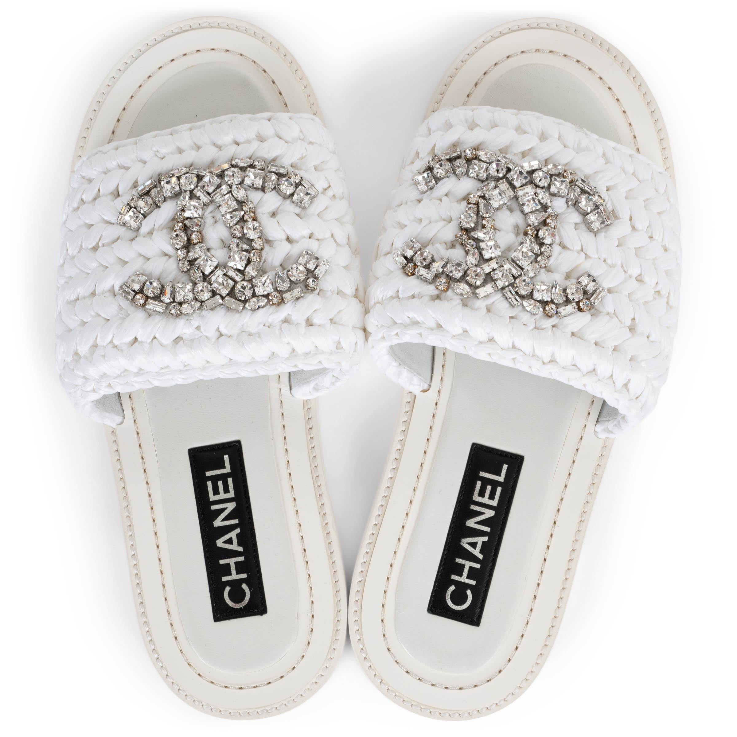 CHANEL raffia blanc 23S CRYSTAL CC SLIDE Sandales Chaussures 38.5 G40083 en vente 1