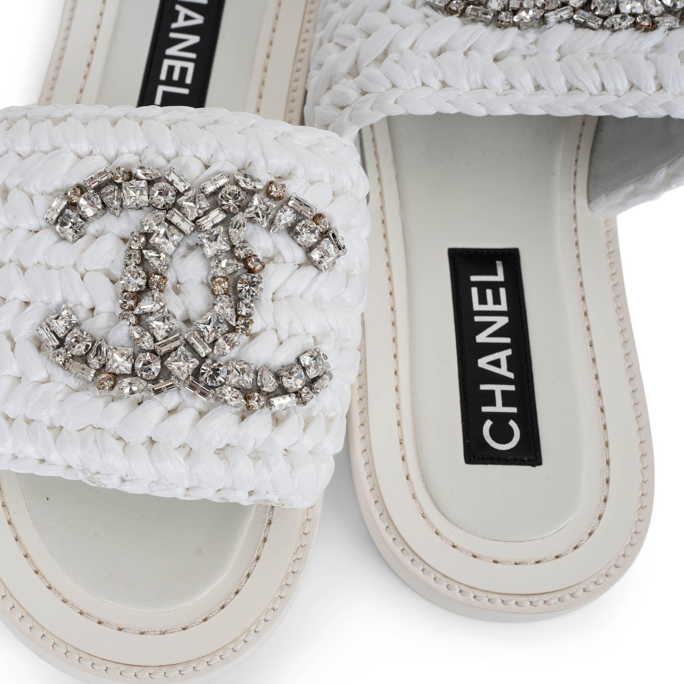 CHANEL raffia blanc 23S CRYSTAL CC SLIDE Sandales Chaussures 38.5 G40083 en vente 2