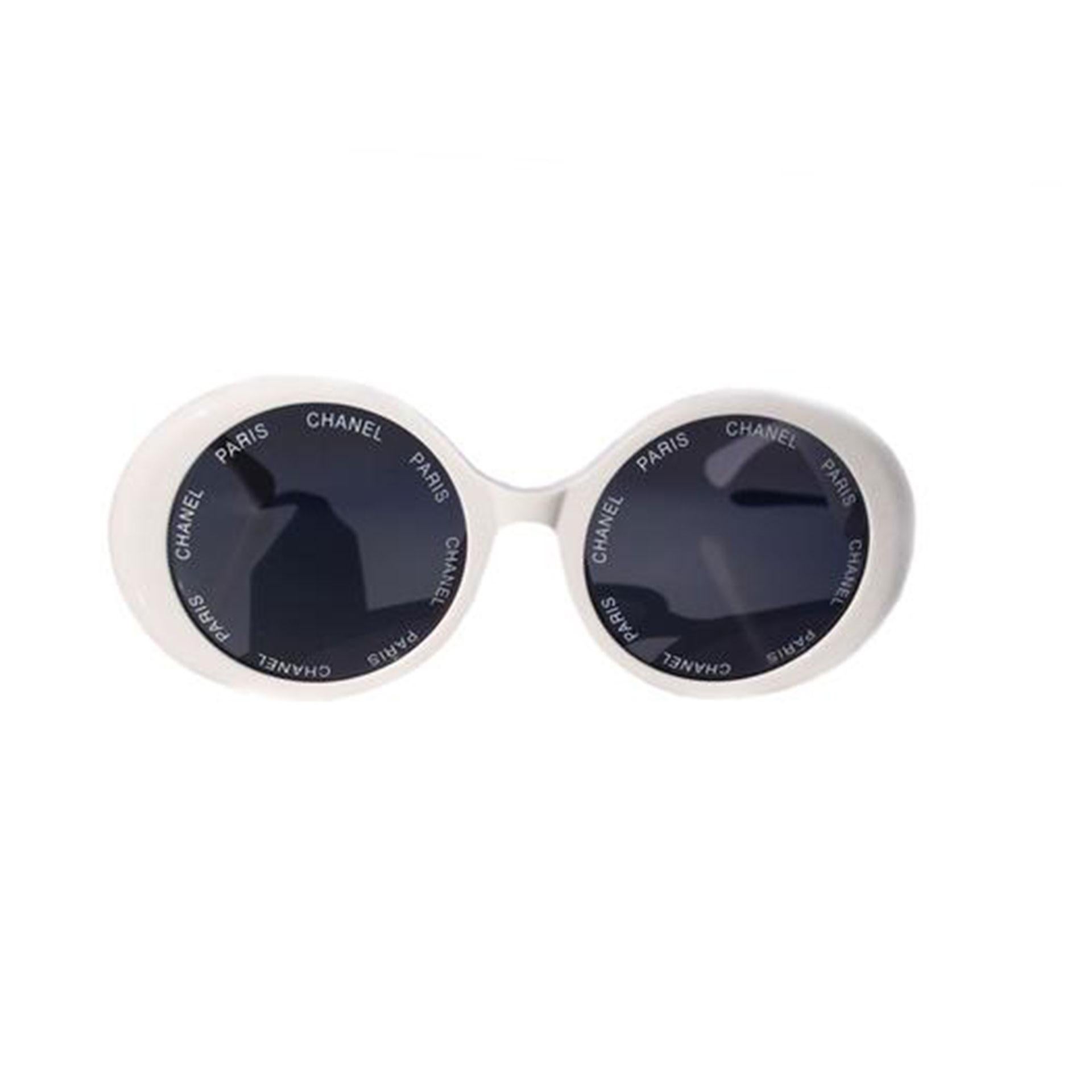 Chanel Weiß Seltene 1993 Frühjahr Sommer Laufsteg Vintage-Sonnenbrille in Weiß für Damen oder Herren im Angebot