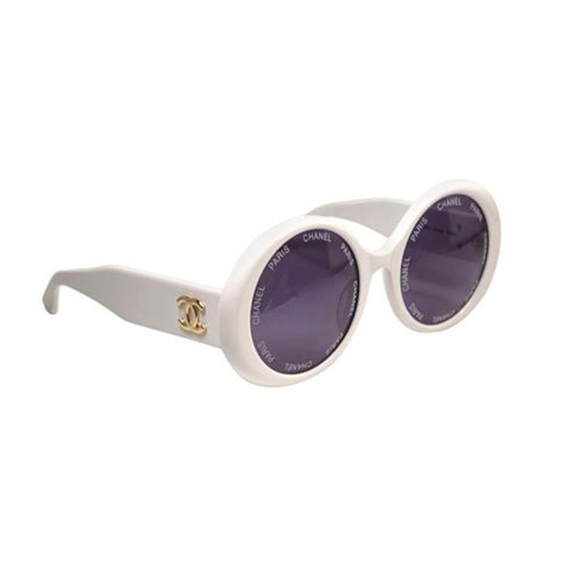 Chanel Weiß Seltene 1993 Frühjahr Sommer Laufsteg Vintage-Sonnenbrille in Weiß im Zustand „Gut“ im Angebot in Miami, FL