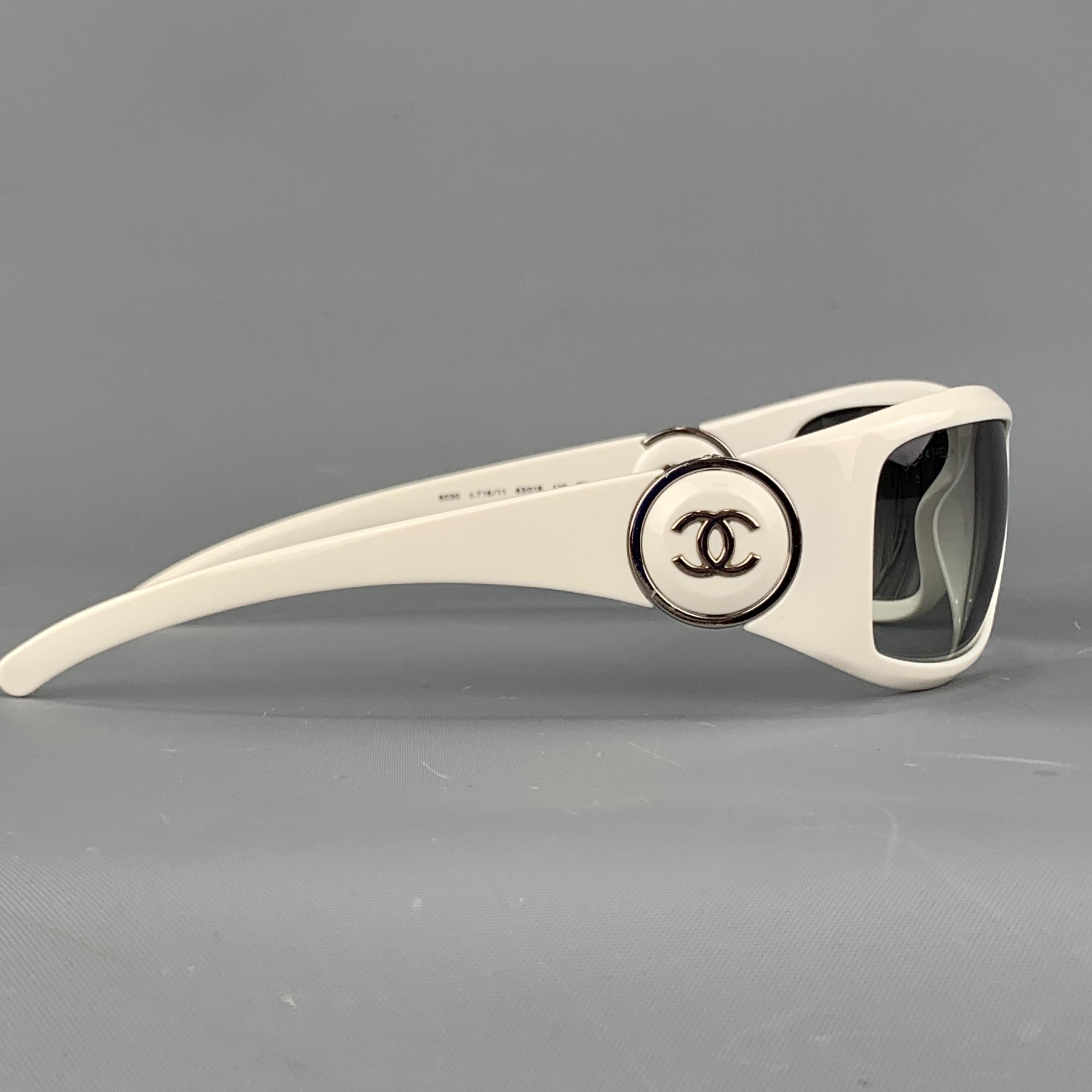 CHANEL sunglasses come in cream white acetate with rectangular ombre lenses, and tapered arms with silver tone circular CC logo side details. With case and dust bag. Made in Italy.

Excellent Pre-Owned Condition.
Marked: 6030 c.716/11 63 16 110