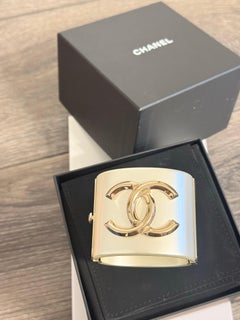 Bracelet manchette CC Chanel en résine blanche