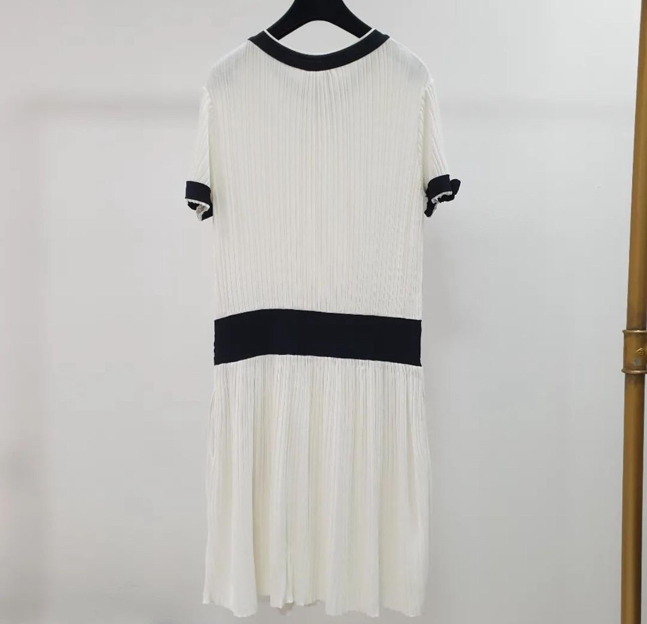 This white dress is from the house of Chanel.
This dress wins with its feminine design of short sleeves, contrasting trims and a short hem.
It will look best with boots and a crossbody bag.
Sz.42
Good condition. Slight yelowness and little strached