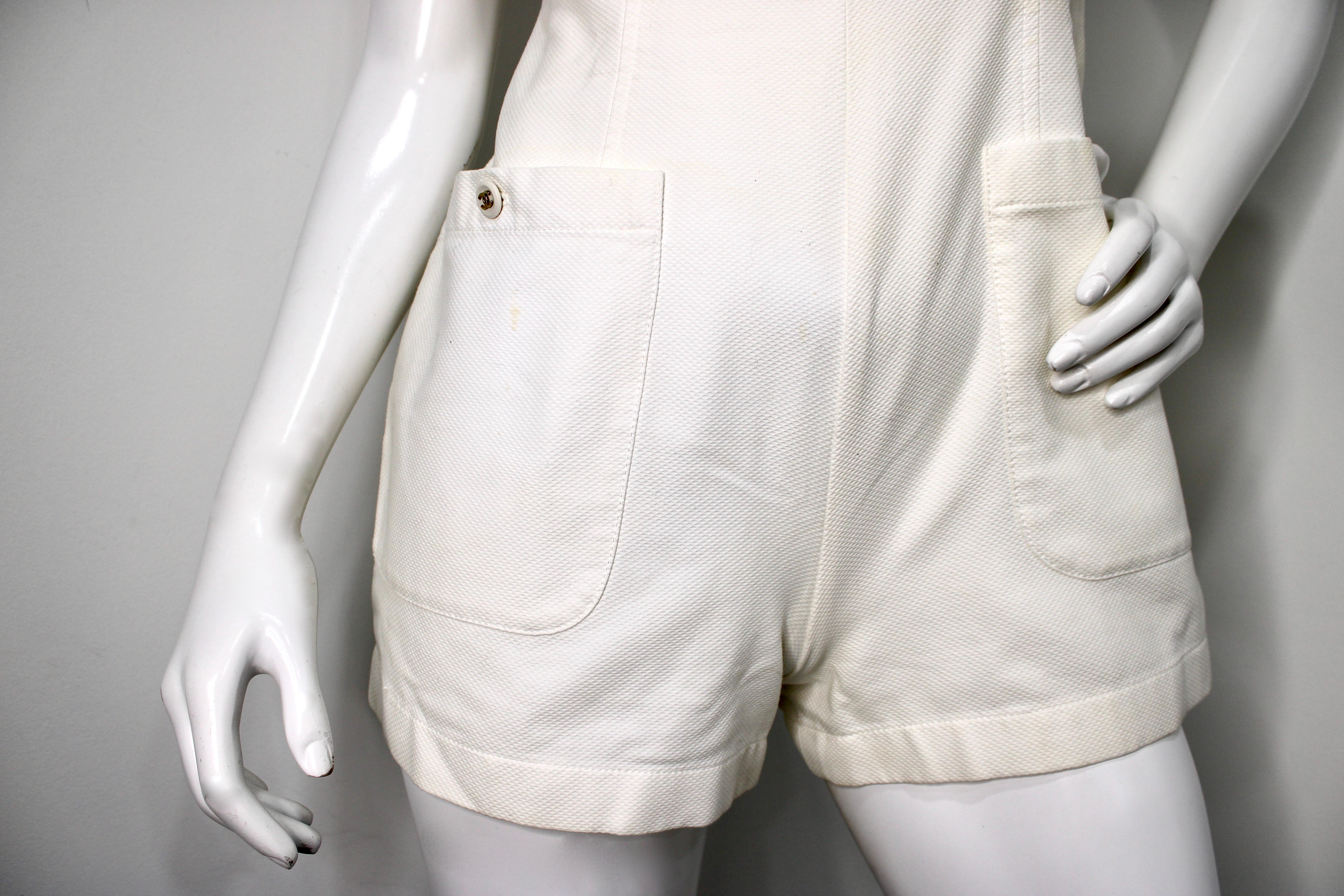 Chanel White Romper With Interlocking CC Logo Buttons & Pockets circa 1997 État moyen - En vente à Scottsdale, AZ
