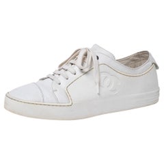 Chanel Weiße Sneakers aus Gummi und Leder CC Lace Up Größe 38