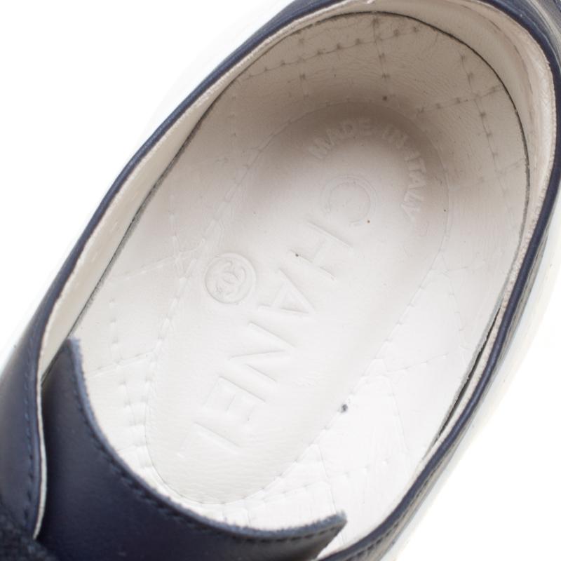 Chanel White Rubber And Navy Blue Leather CC Low Top Sneakers Size 38 In Good Condition In Dubai, Al Qouz 2