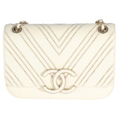 Borsa Chanel in pelle di pecora bianca chevron piccola e sottile con patta