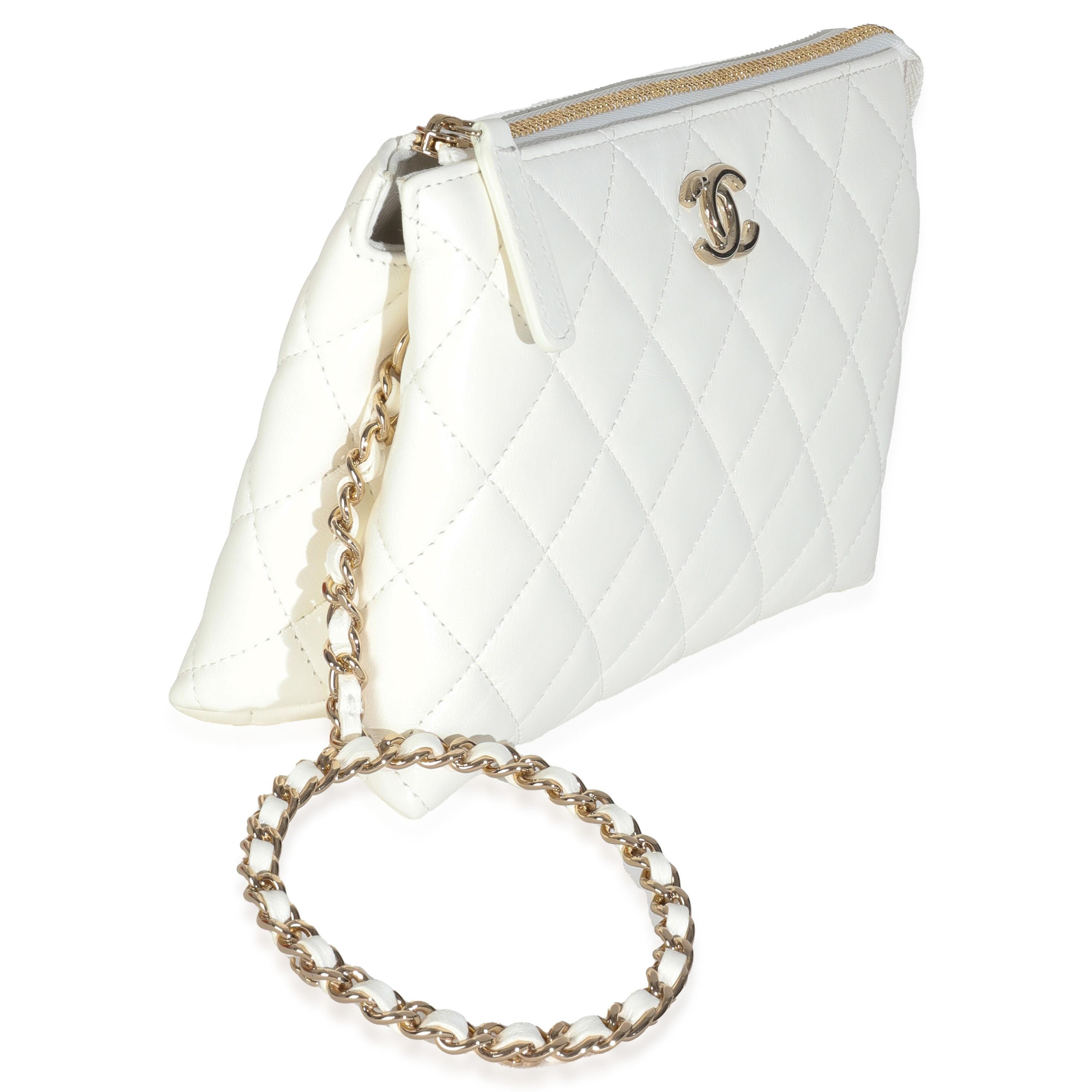 Titolo dell'elenco: Chanel Pochette in pelle di vitello trapuntata bianca lucida e stropicciata
SKU: 147145
Condizioni: Usato 
Condizioni della borsa: Eccellente
Commenti sulle condizioni: L'articolo è in ottime condizioni e presenta leggeri segni