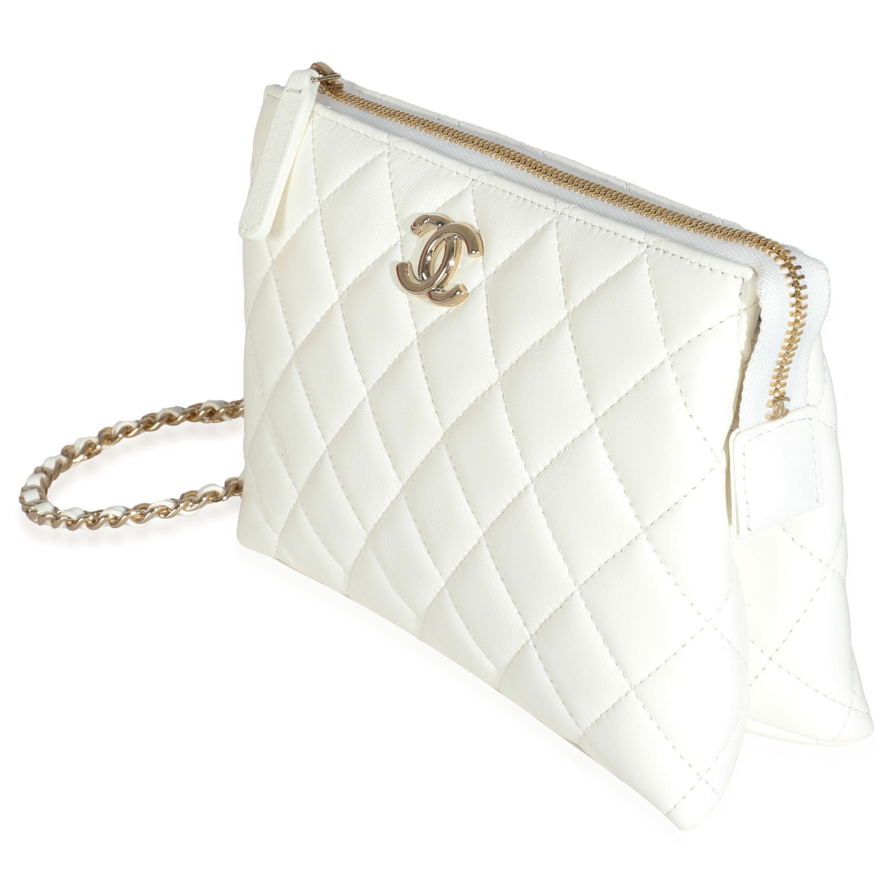 Grigio Pochette Chanel in pelle di vitello trapuntata bianca lucida e stropicciata in vendita