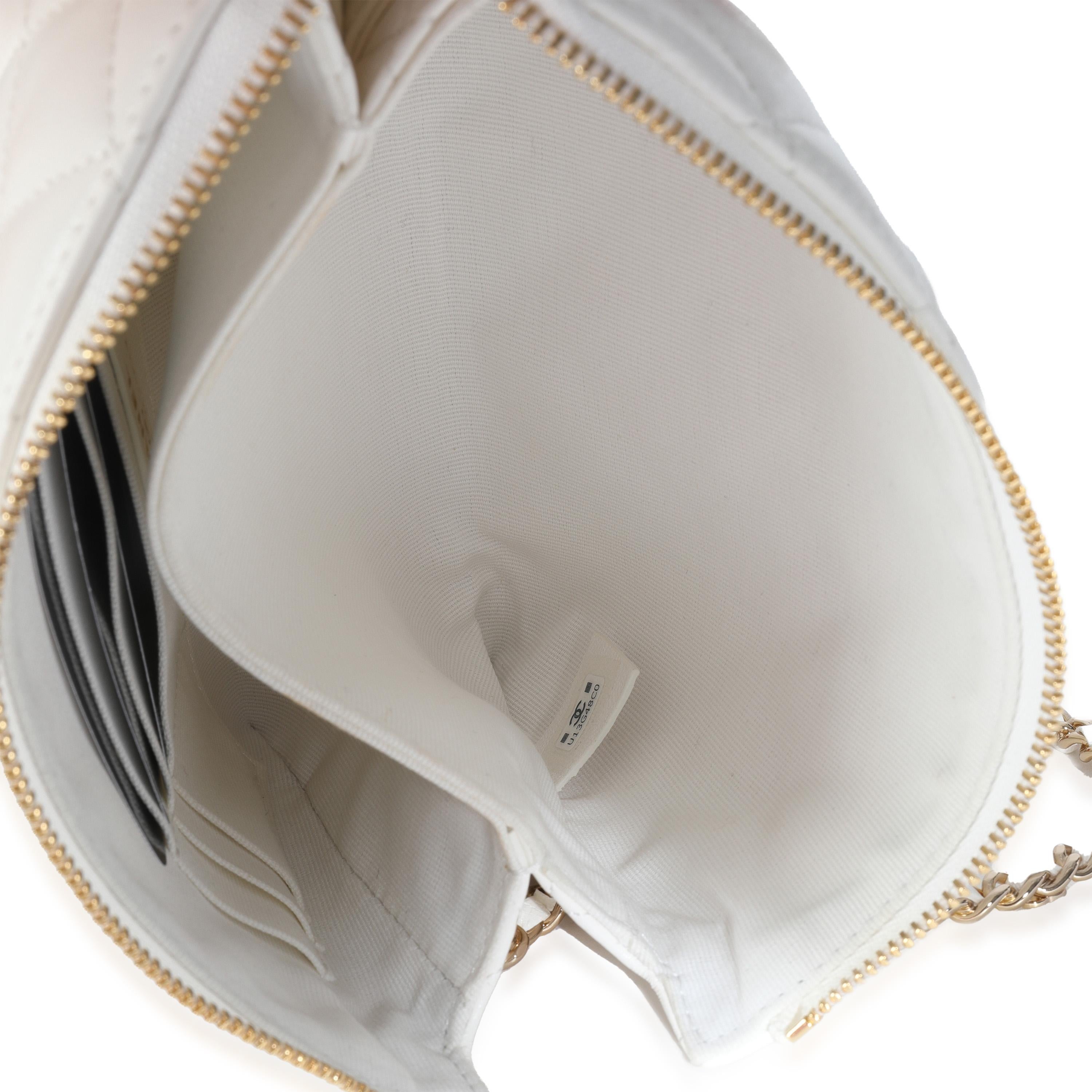 Donna Pochette Chanel in pelle di vitello trapuntata bianca lucida e stropicciata in vendita