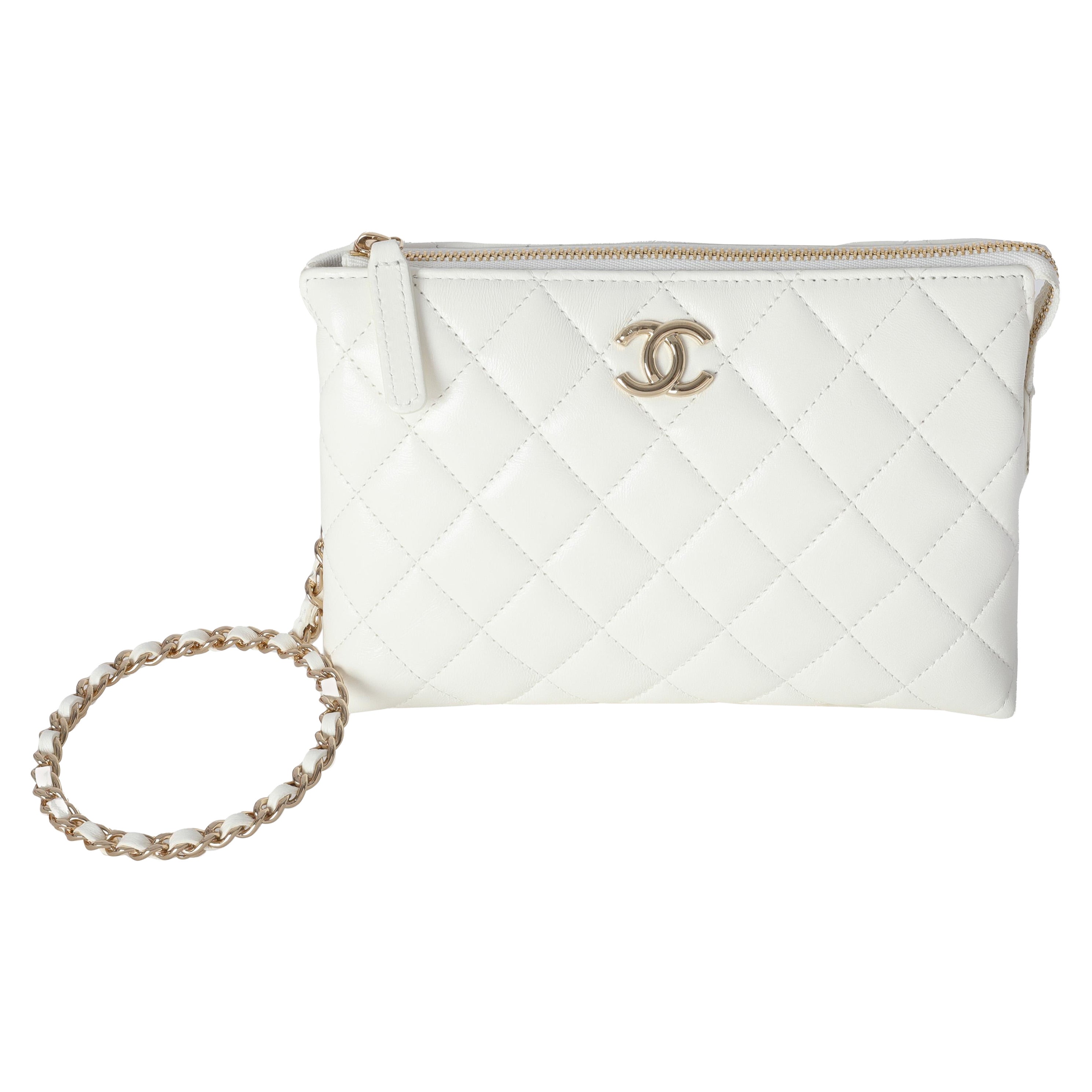 Pochette Chanel in pelle di vitello trapuntata bianca lucida e stropicciata in vendita