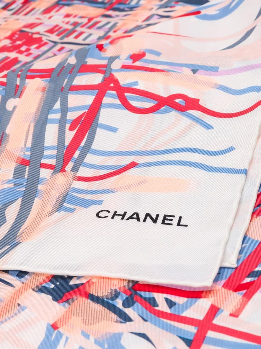 Crafted in France from an intricate blend of off white silk and polyester, this vibrant, pre-owned scarf by Chanel features a lightweight construction, a square shape and an abstract, all-over 'brushstroke' print pattern. For an added touch of