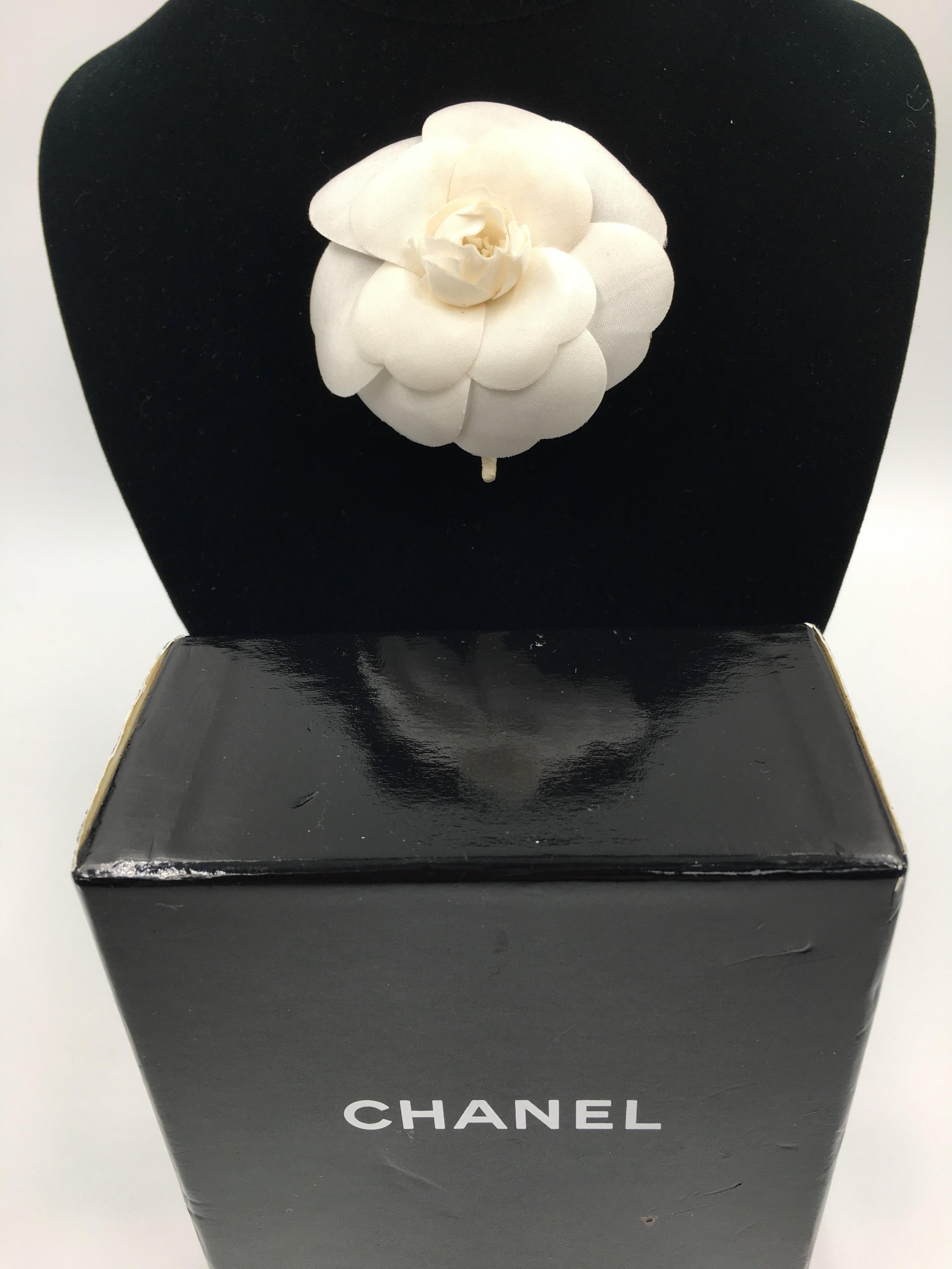 Chanel Kamelienbrosche aus weißer Seide 1