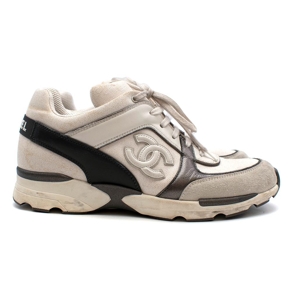 Chanel White & Silver CC Trainers

- Lace up front
-Round toe
-Suede trim
-Branded insole
-CC detail


Made in Italy 

-Length 27cm
-Width 10cm
