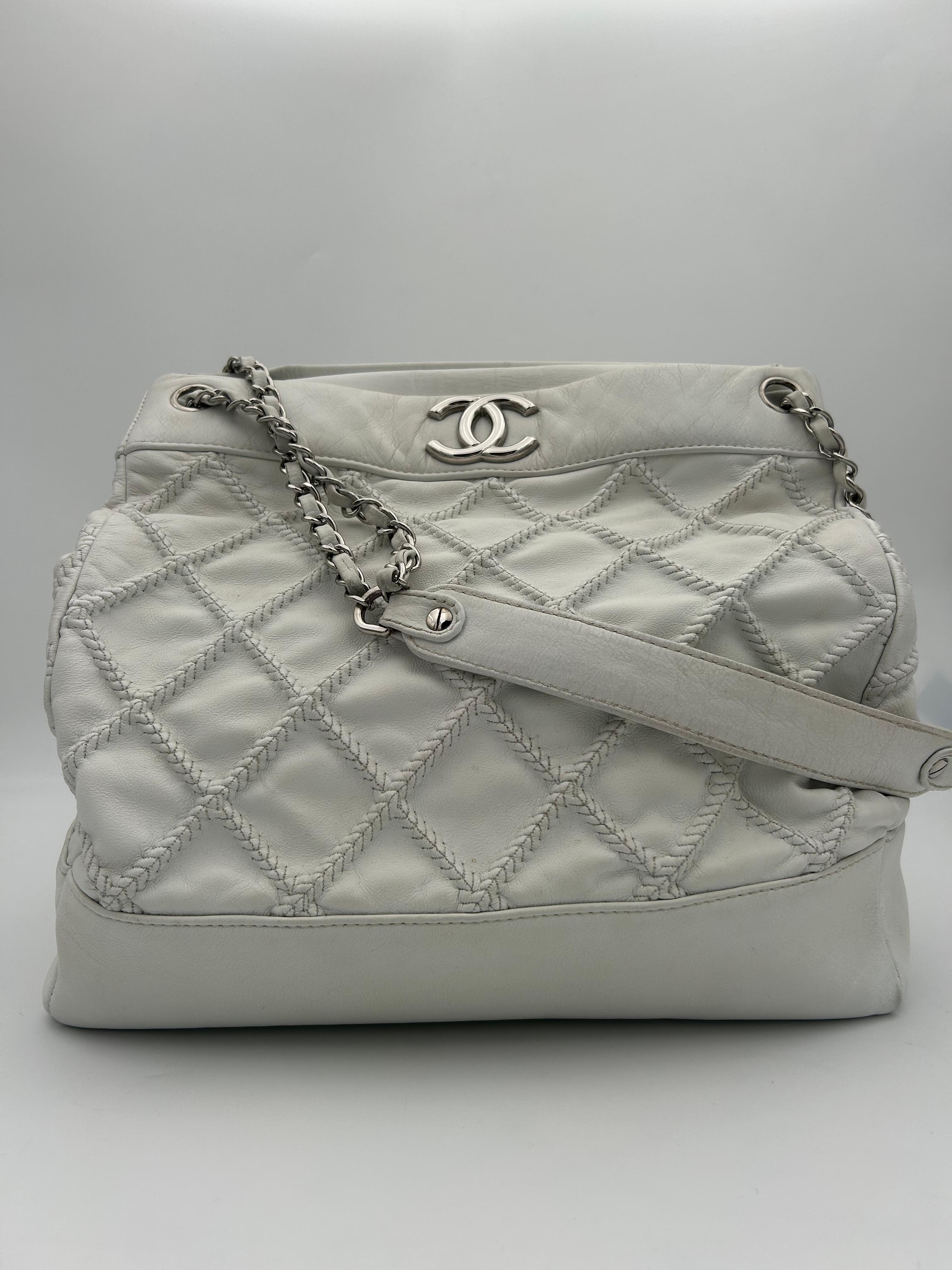 Chanel White Silver Hardware Shoulder Bag 2008-2009.  Please note this item is in good condition with minor wear consistent with age and use. Beautiful bag in good condition, the inside is pristine. Easy to wear as a day bag, spacious and classy.
