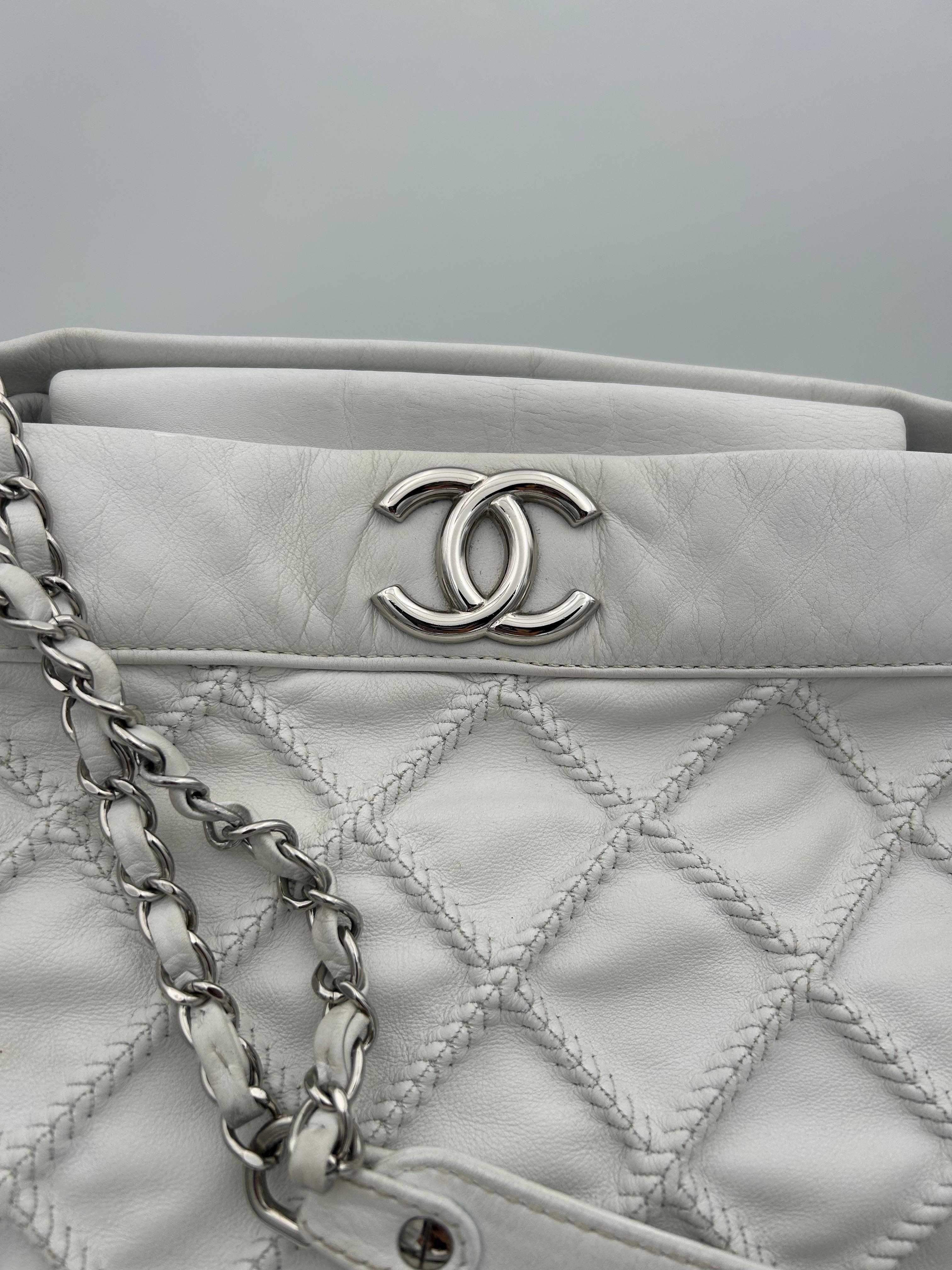 Chanel White Silver Hardware Shoulder Bag 2008-2009 In Good Condition For Sale In Palm Beach, FL