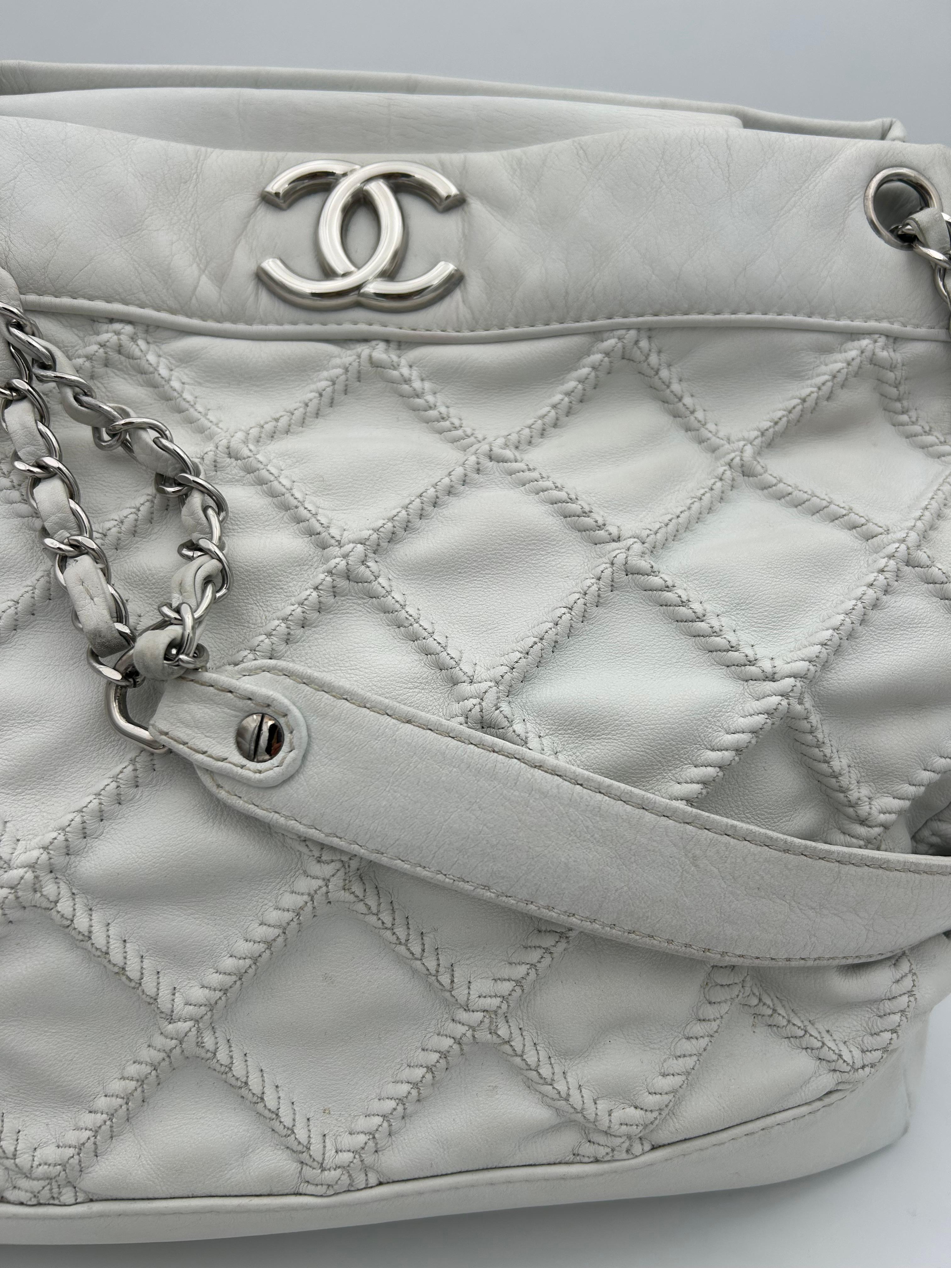 Women's or Men's Chanel White Silver Hardware Shoulder Bag 2008-2009 For Sale